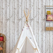 Dekornik Behang Birch Forest — Een sereen behang met slanke berkenbomen en zachte bostinten, perfect voor een kalme, natuurlijke kinderkamer. Detailopname van het patroon en de kleuren.