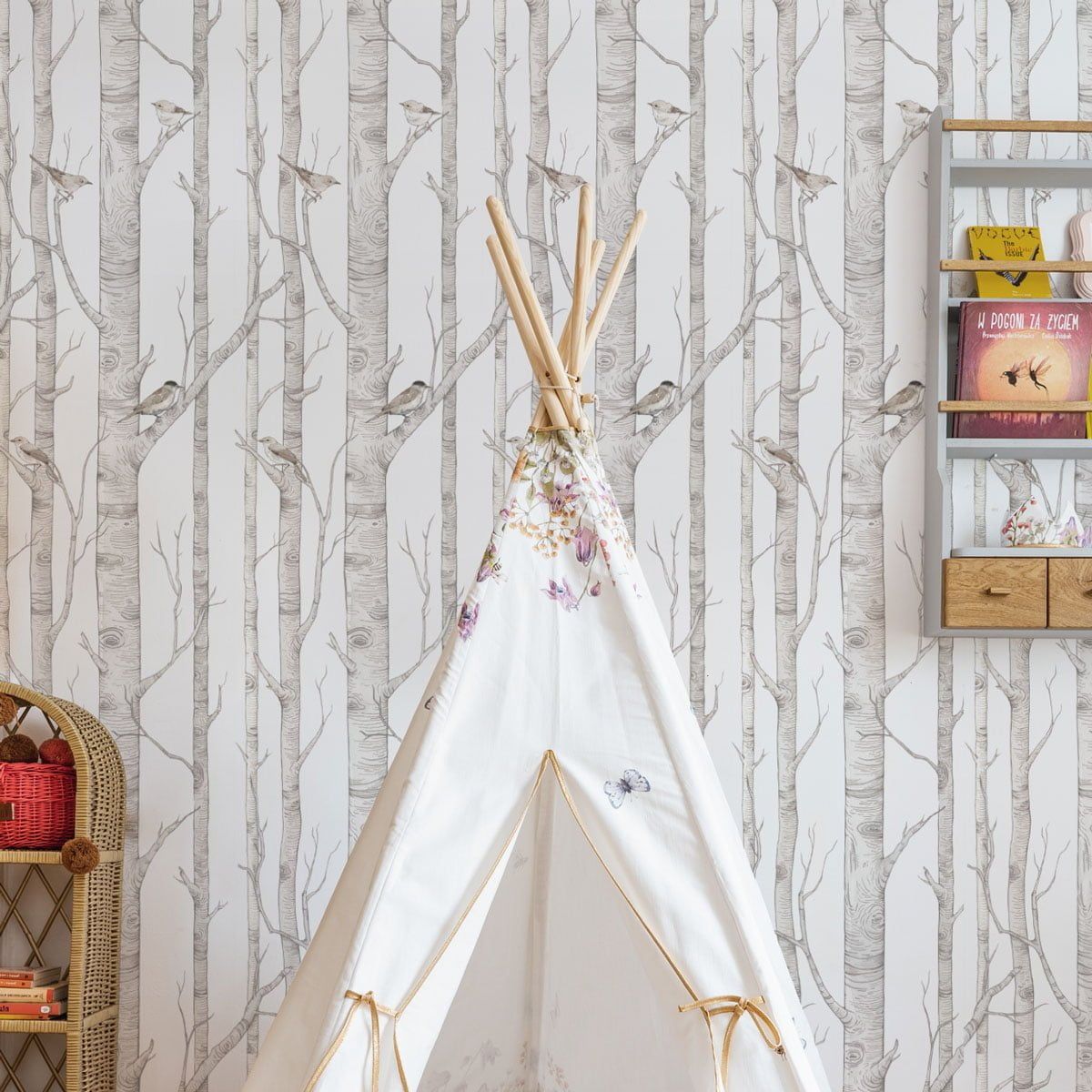 Dekornik Behang Birch Forest — Een sereen behang met slanke berkenbomen en zachte bostinten, perfect voor een kalme, natuurlijke kinderkamer. Detailopname van het patroon en de kleuren.