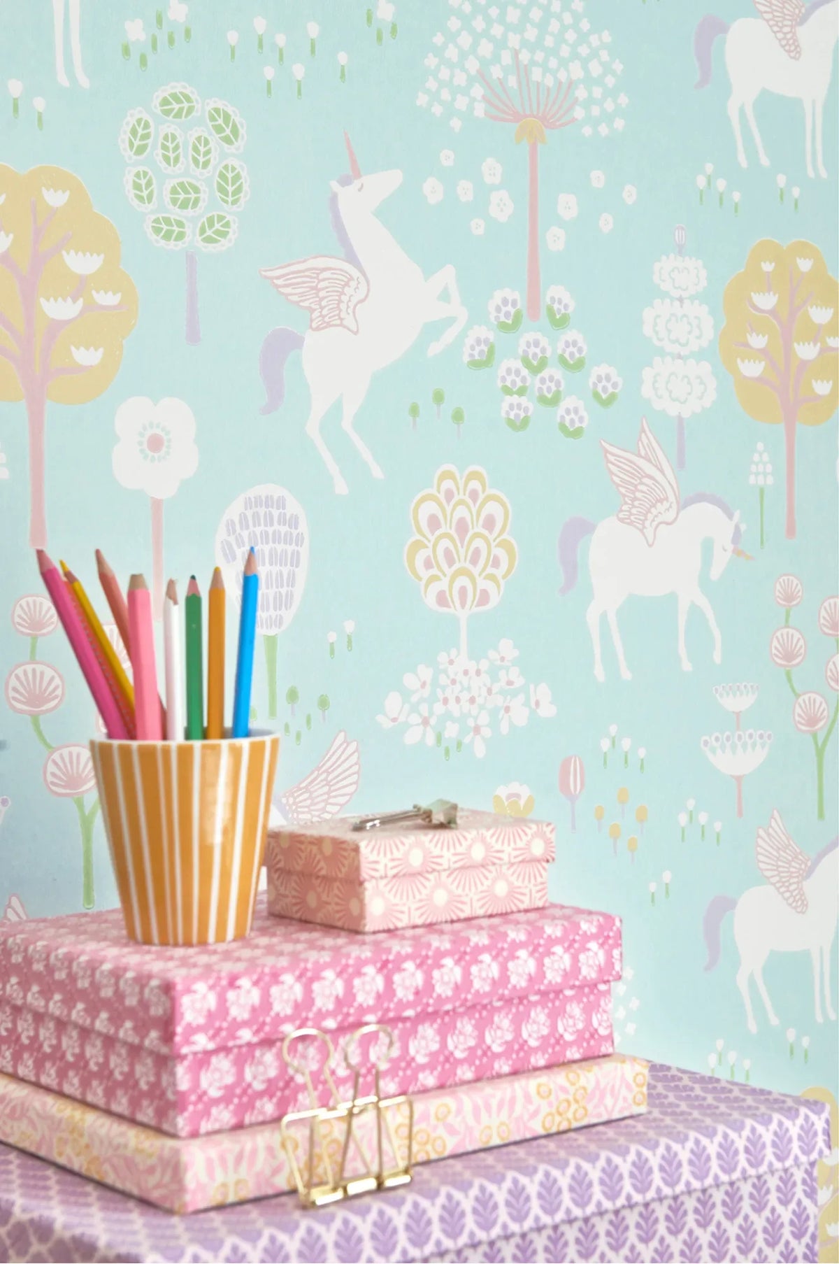 Majvillan True Unicorns behang in turq kleur in sfeervolle Scandinavische kinderkamer