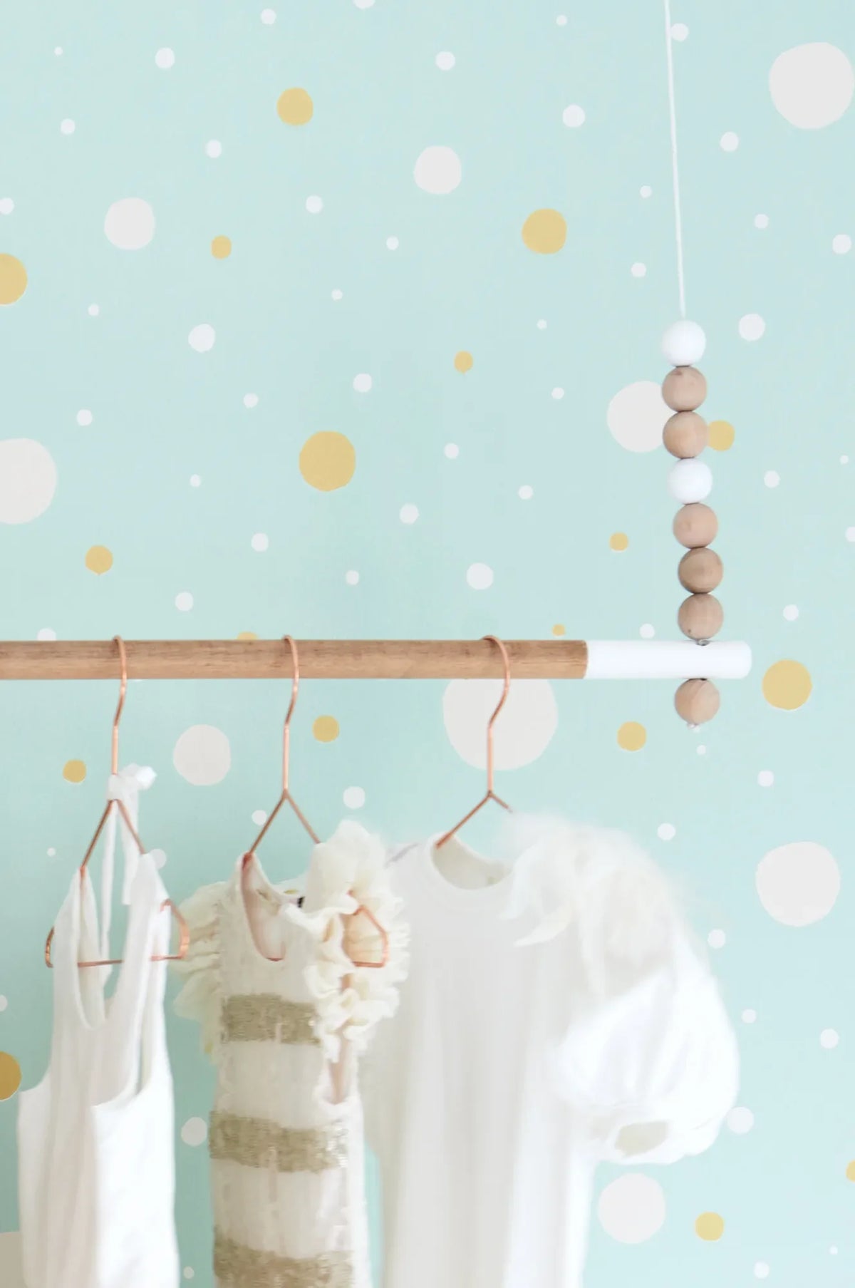 Majvillan Confetti turq behang sfeerbeeld kinderkamer detail