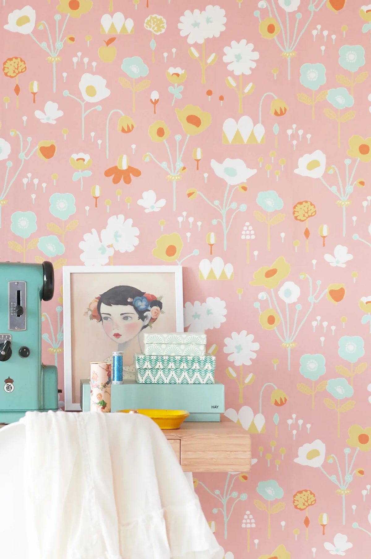 Majvillan Bloom rosa behang sfeerbeeld kinderkamer detail