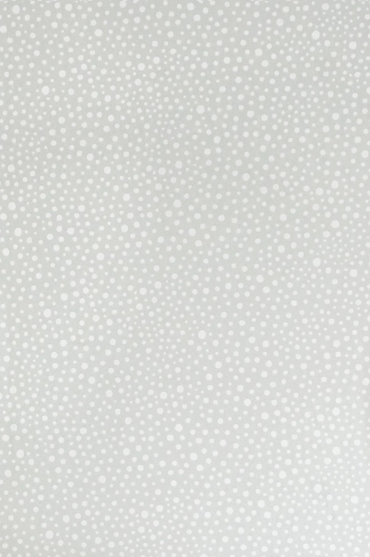 Majvillan Dots behang in grey kleur in sfeervolle Scandinavische kinderkamer
