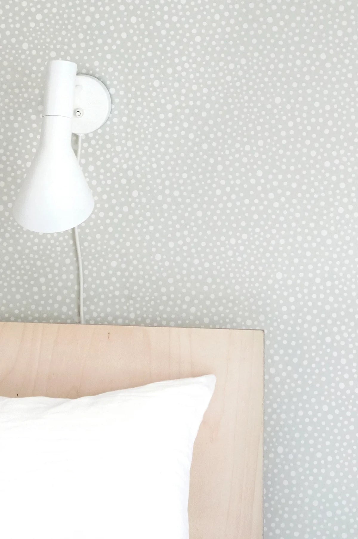 Majvillan Dots grey behang sfeerbeeld kinderkamer detail