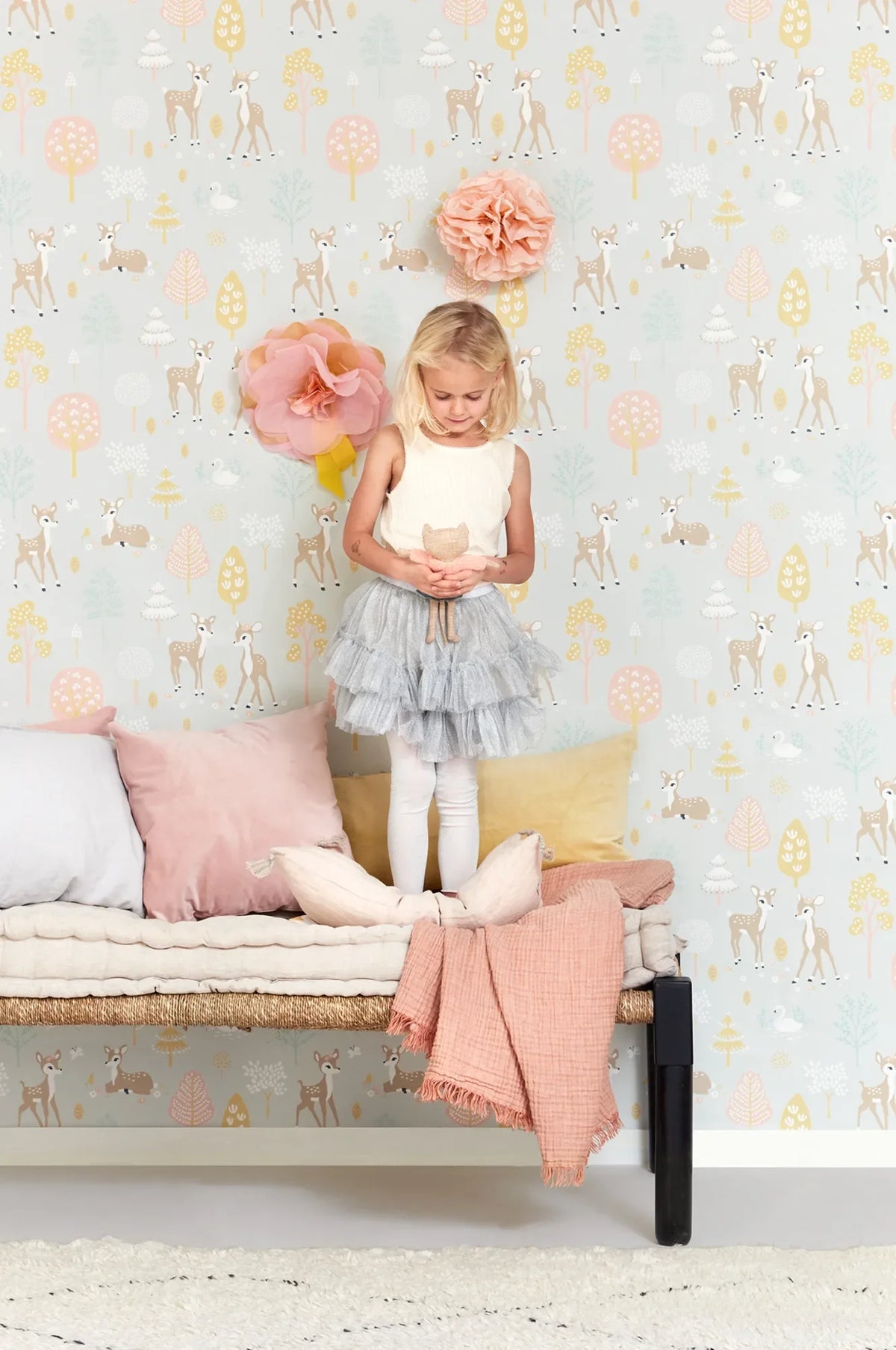 Majvillan Golden woods soft grey behang sfeerbeeld kinderkamer detail