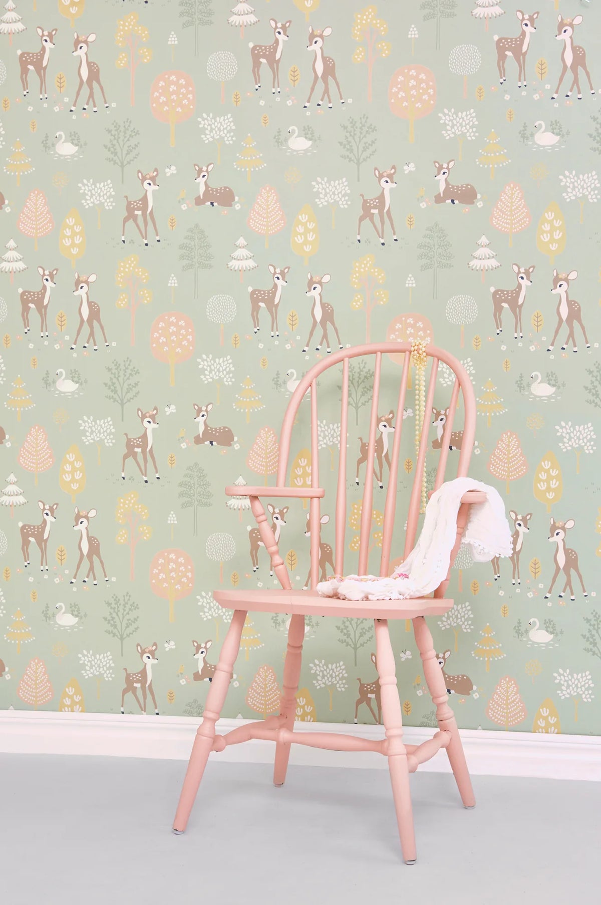 Majvillan Golden woods dusty green behang sfeerbeeld kinderkamer detail