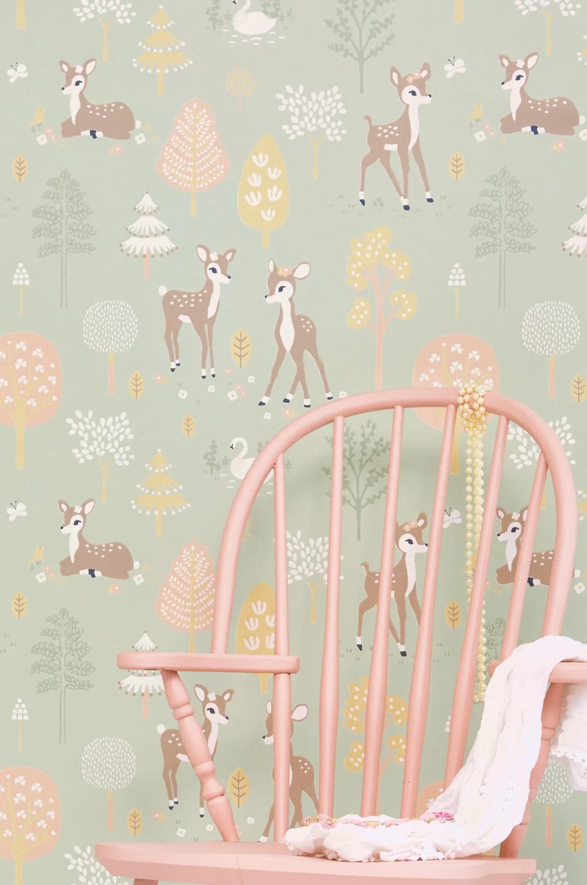 Majvillan Golden woods dusty green behang sfeerbeeld kinderkamer detail