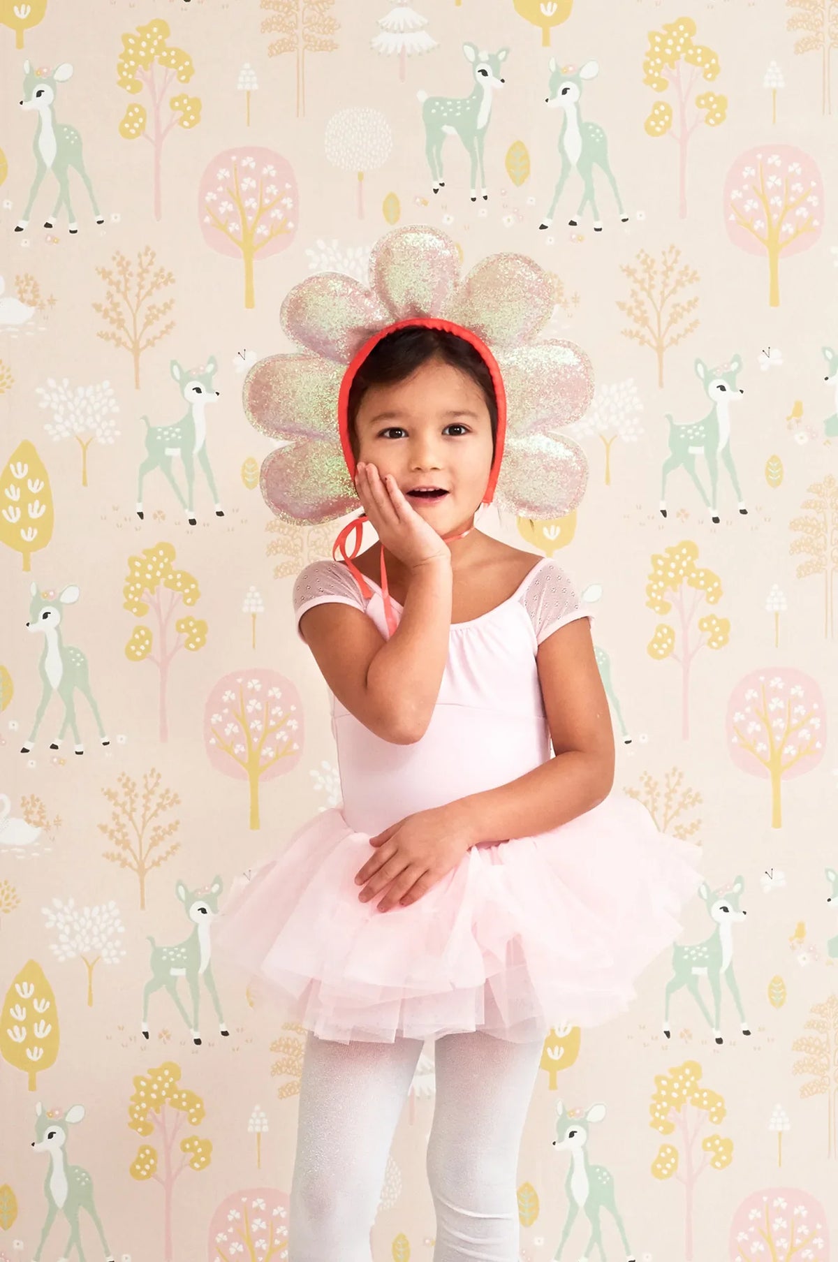 Majvillan Golden woods behang in sweet pink kleur in sfeervolle Scandinavische kinderkamer