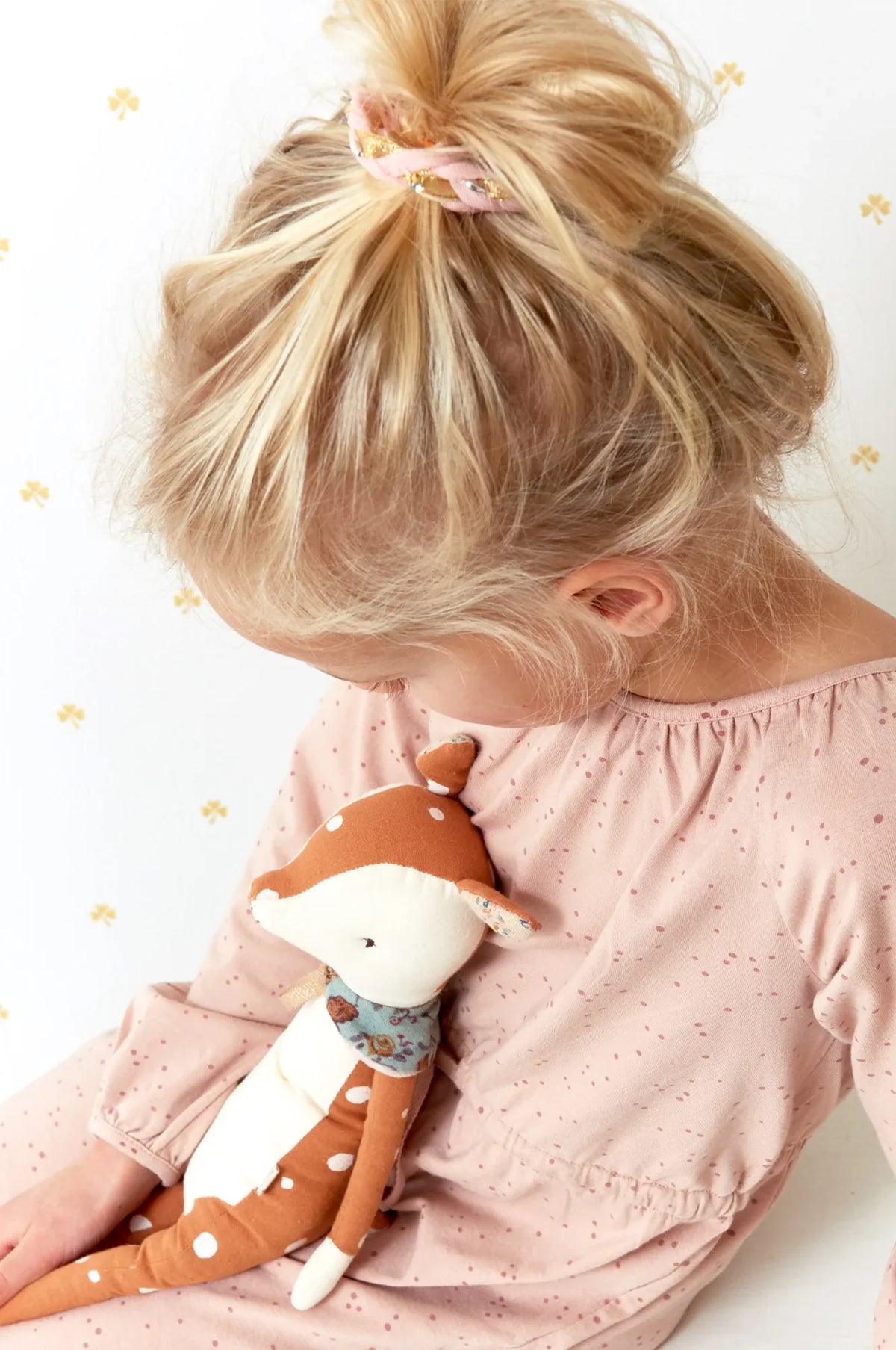 Majvillan Holly white/gold behang sfeerbeeld kinderkamer detail