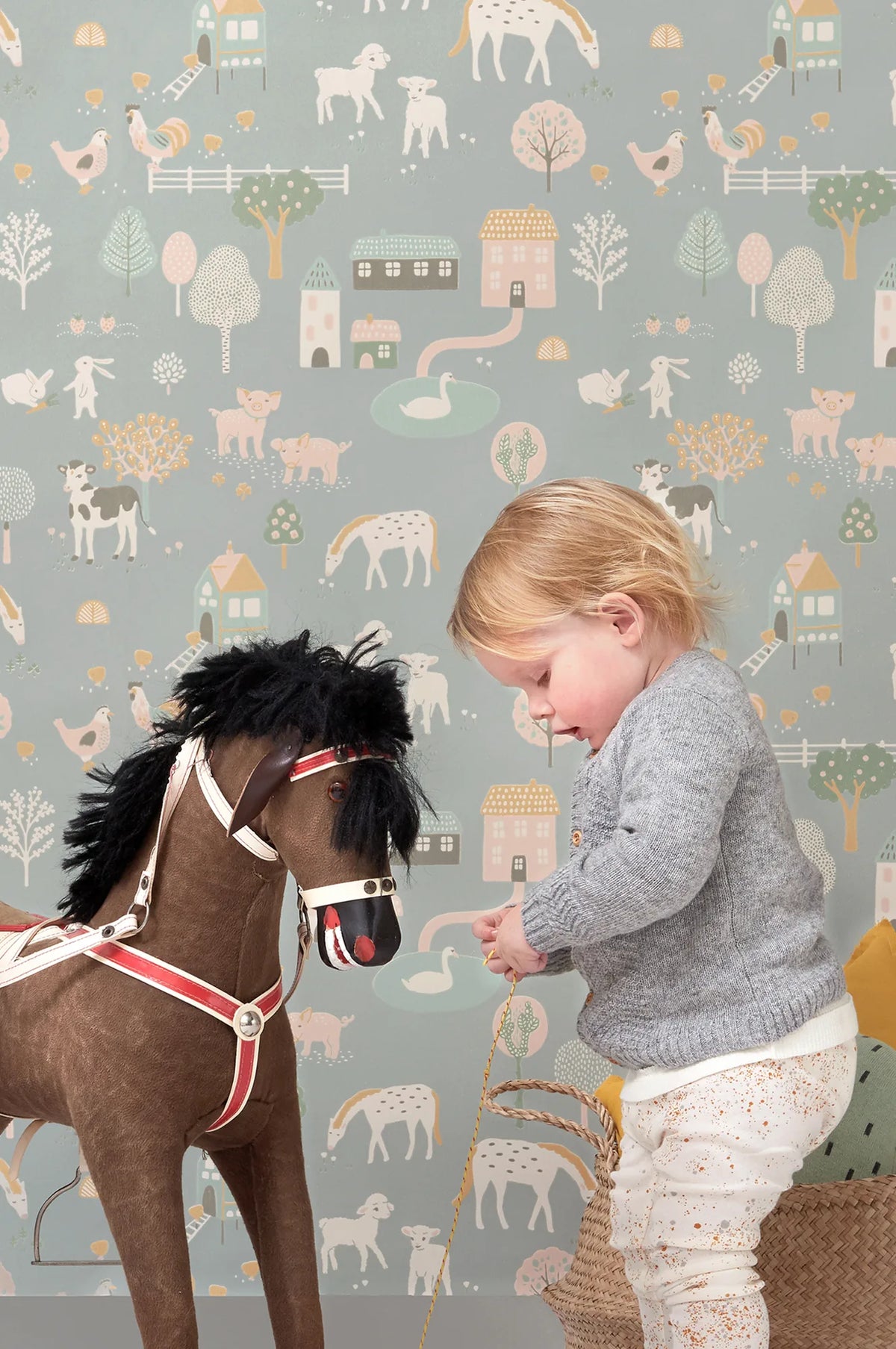 Majvillan My Farm behang in stone blue kleur in sfeervolle Scandinavische kinderkamer