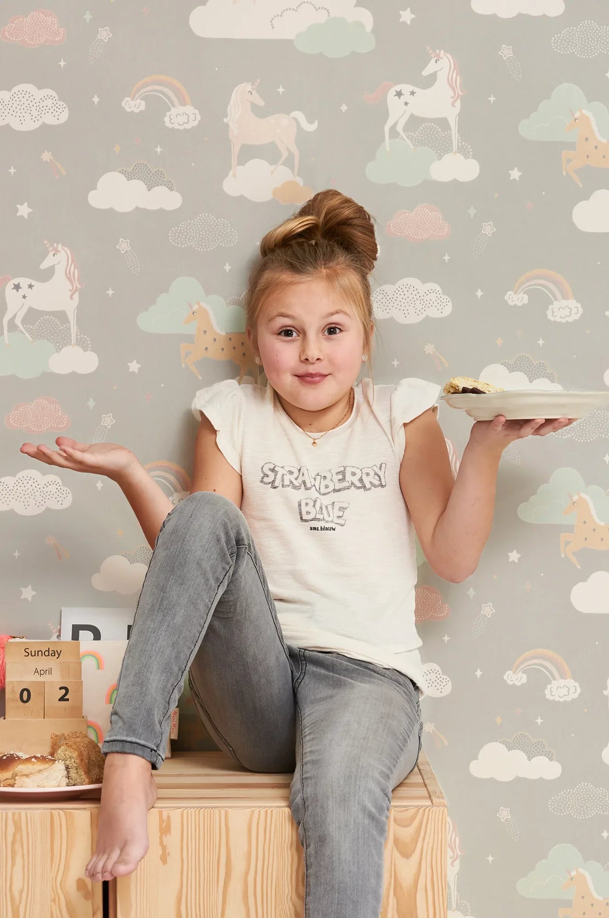 Majvillan Rainbow treasures behang in mud grey kleur in sfeervolle Scandinavische kinderkamer