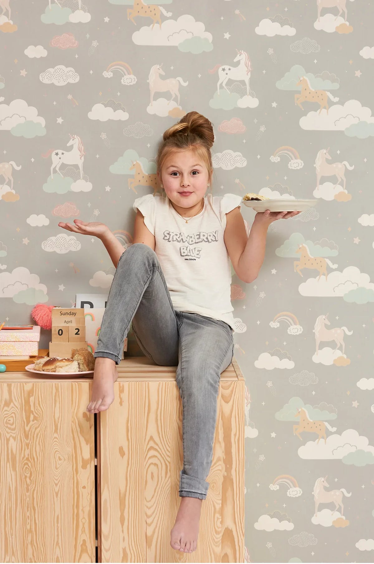 Majvillan Rainbow treasures mud grey behang sfeerbeeld kinderkamer detail