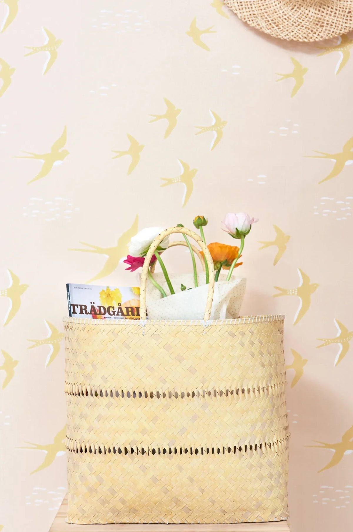 Majvillan Follow the wind behang in sunny pink kleur in sfeervolle Scandinavische kinderkamer
