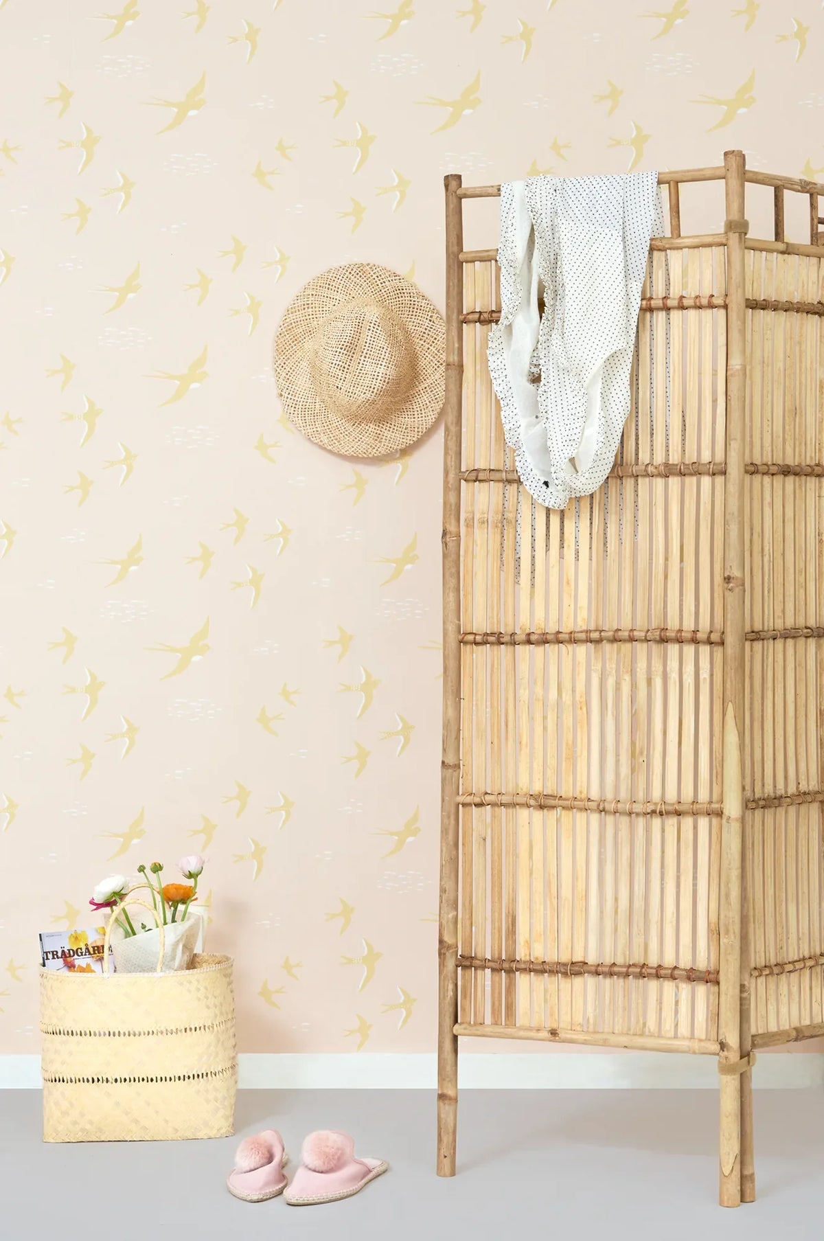 Majvillan Follow the wind sunny pink behang sfeerbeeld kinderkamer detail