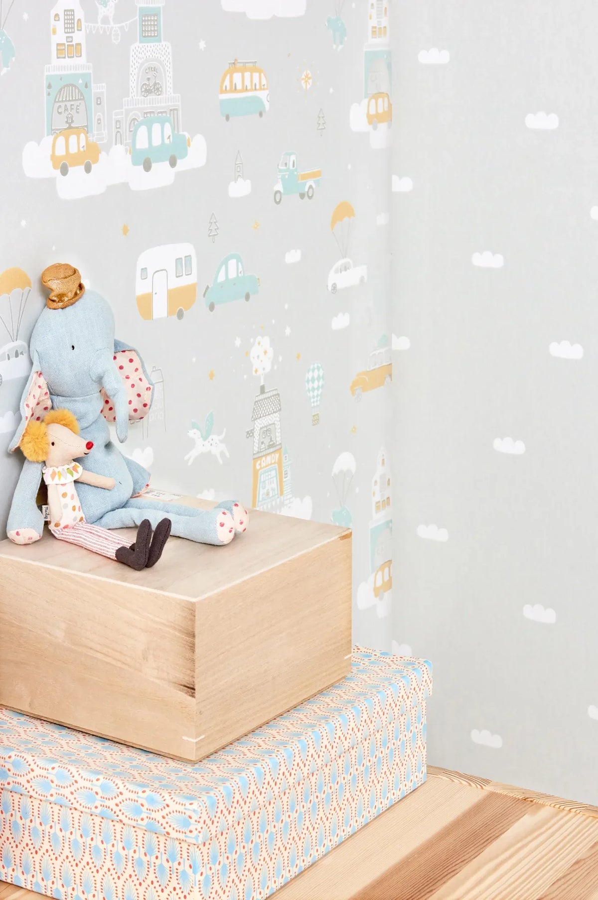 Majvillan Above the clouds soft grey behang sfeerbeeld kinderkamer detail