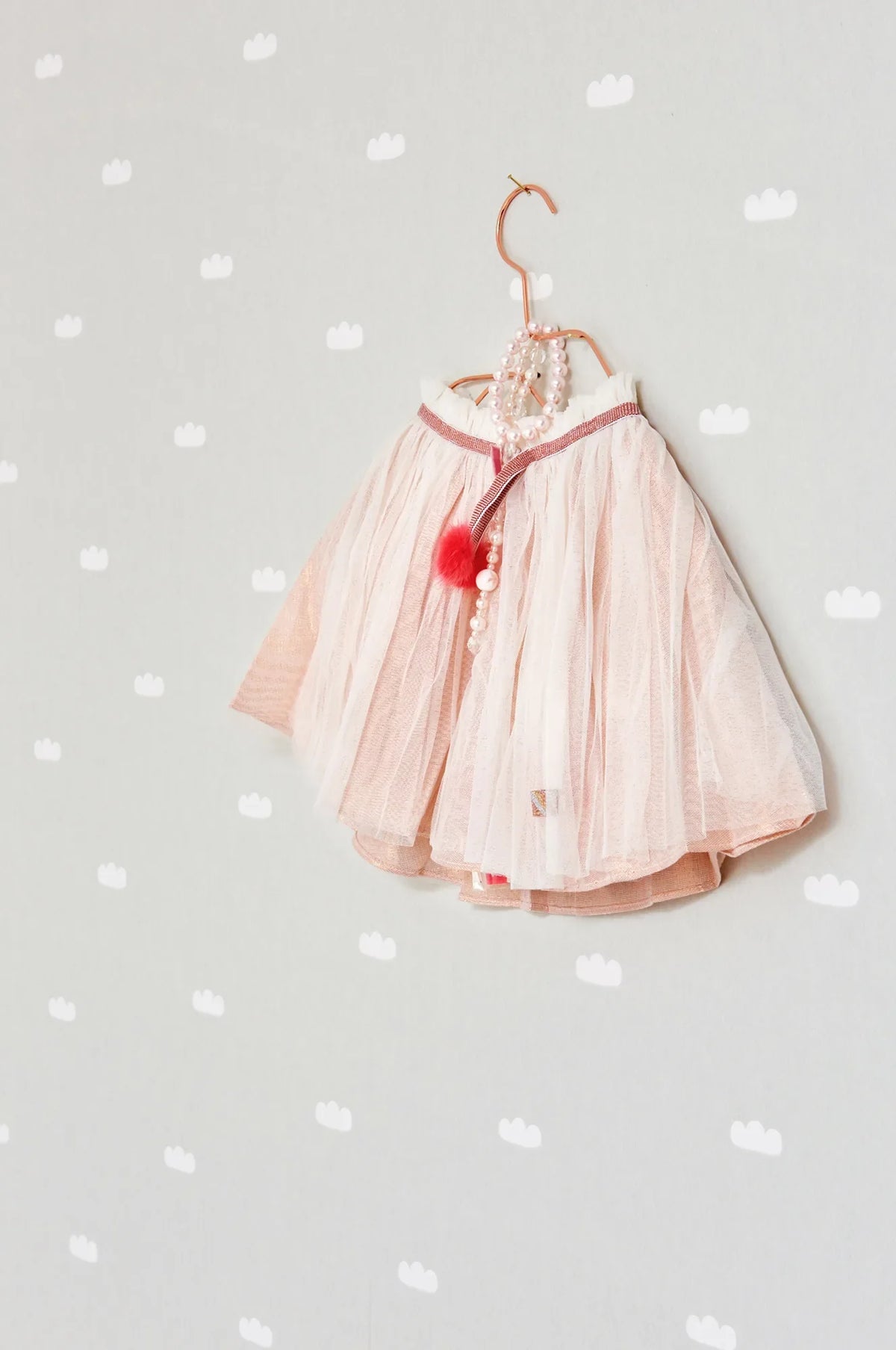 Majvillan Dreamy clouds soft grey behang sfeerbeeld kinderkamer detail