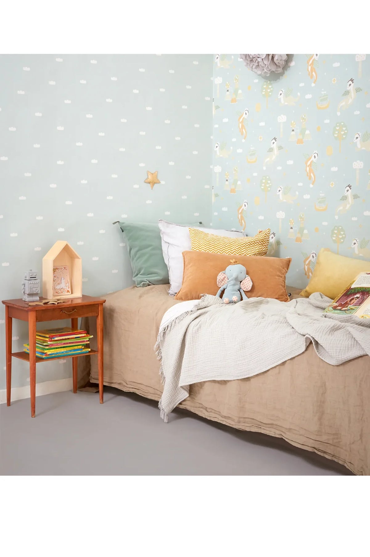 Majvillan Dreamy clouds dusty blue behang sfeerbeeld kinderkamer detail