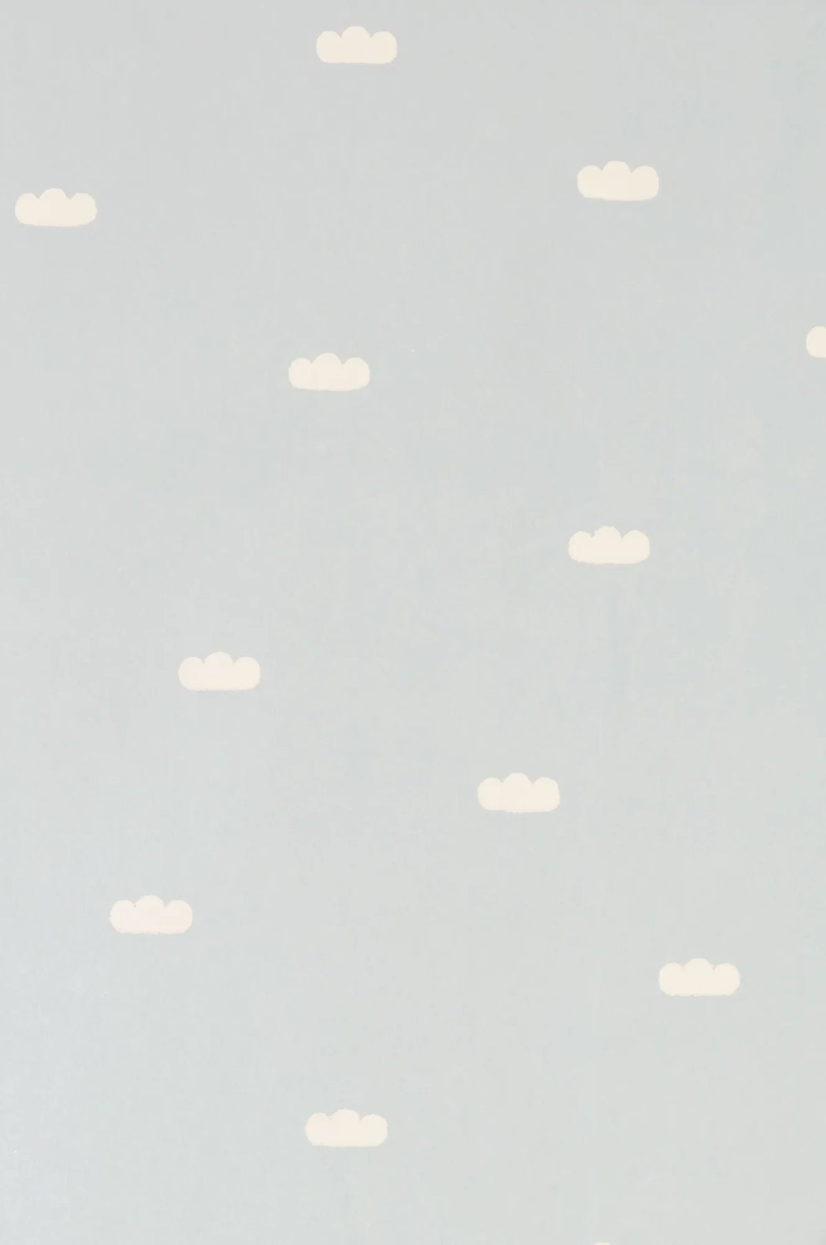 Majvillan Dreamy clouds dusty blue behang sfeerbeeld kinderkamer detail