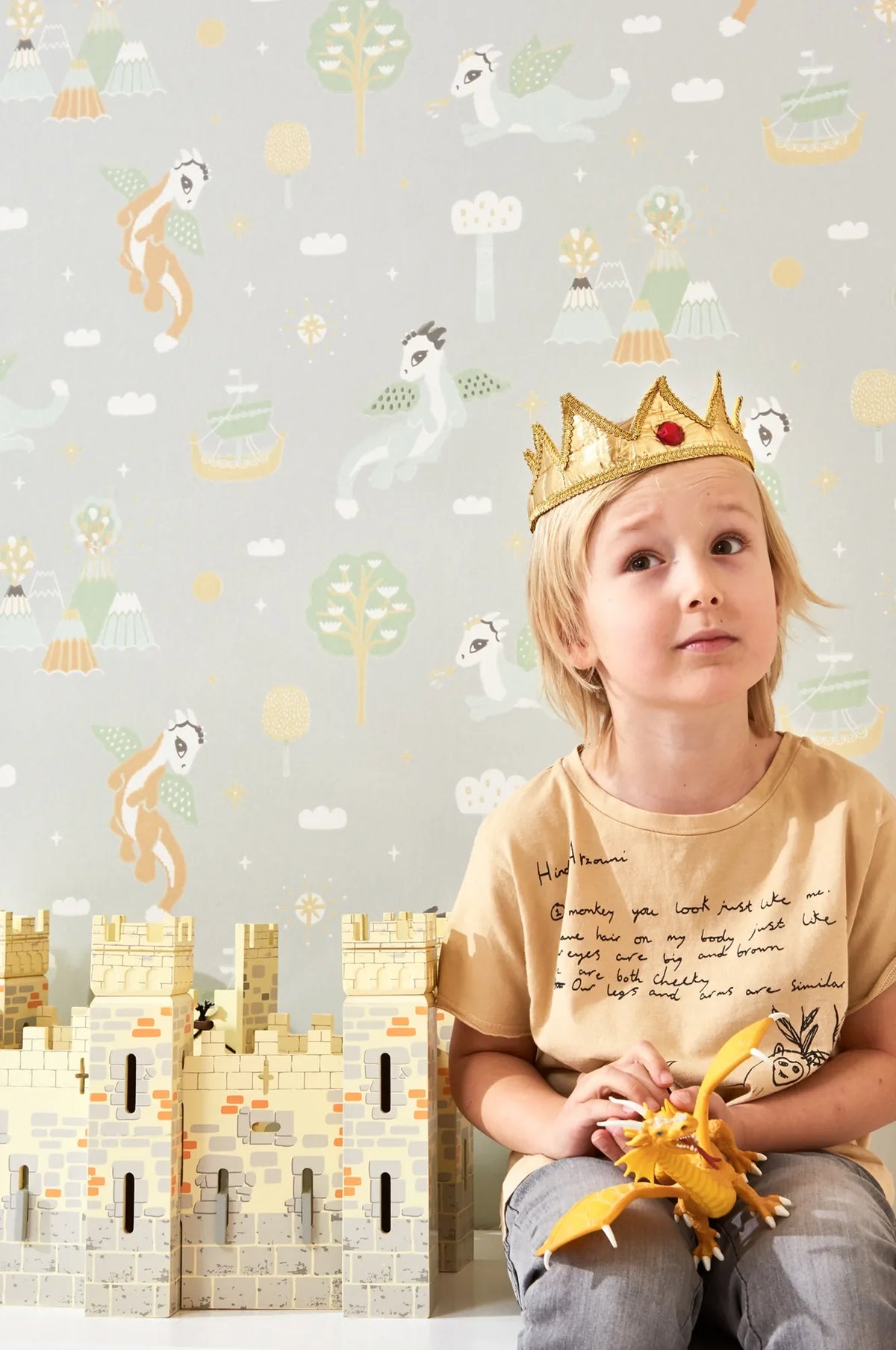 Majvillan Magical adventure behang in soft grey kleur in sfeervolle Scandinavische kinderkamer