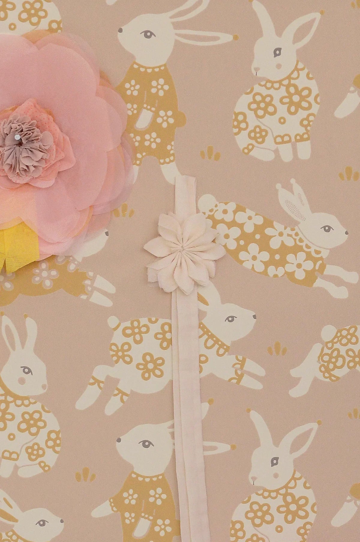 Majvillan Garden party dusty blush pink behang sfeerbeeld kinderkamer detail