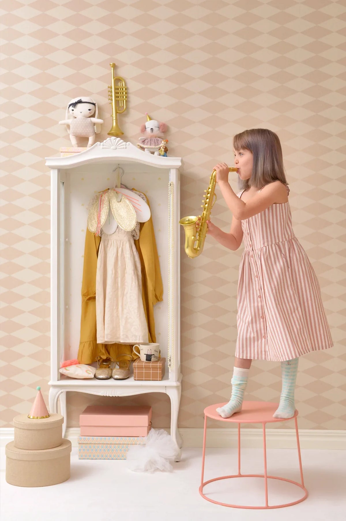 Majvillan Copenhagen behang in beige pink kleur in sfeervolle Scandinavische kinderkamer