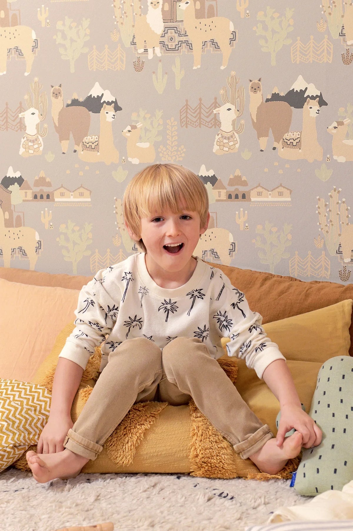 Majvillan Lama Village soft grey behang sfeerbeeld kinderkamer detail