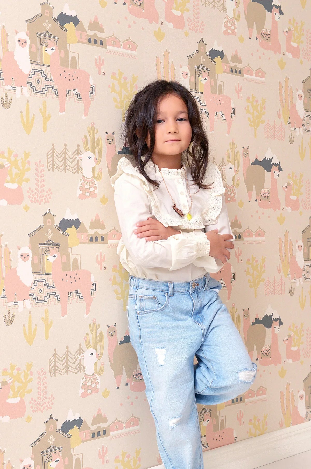 Majvillan Lama Village behang in light sunny pink kleur in sfeervolle Scandinavische kinderkamer