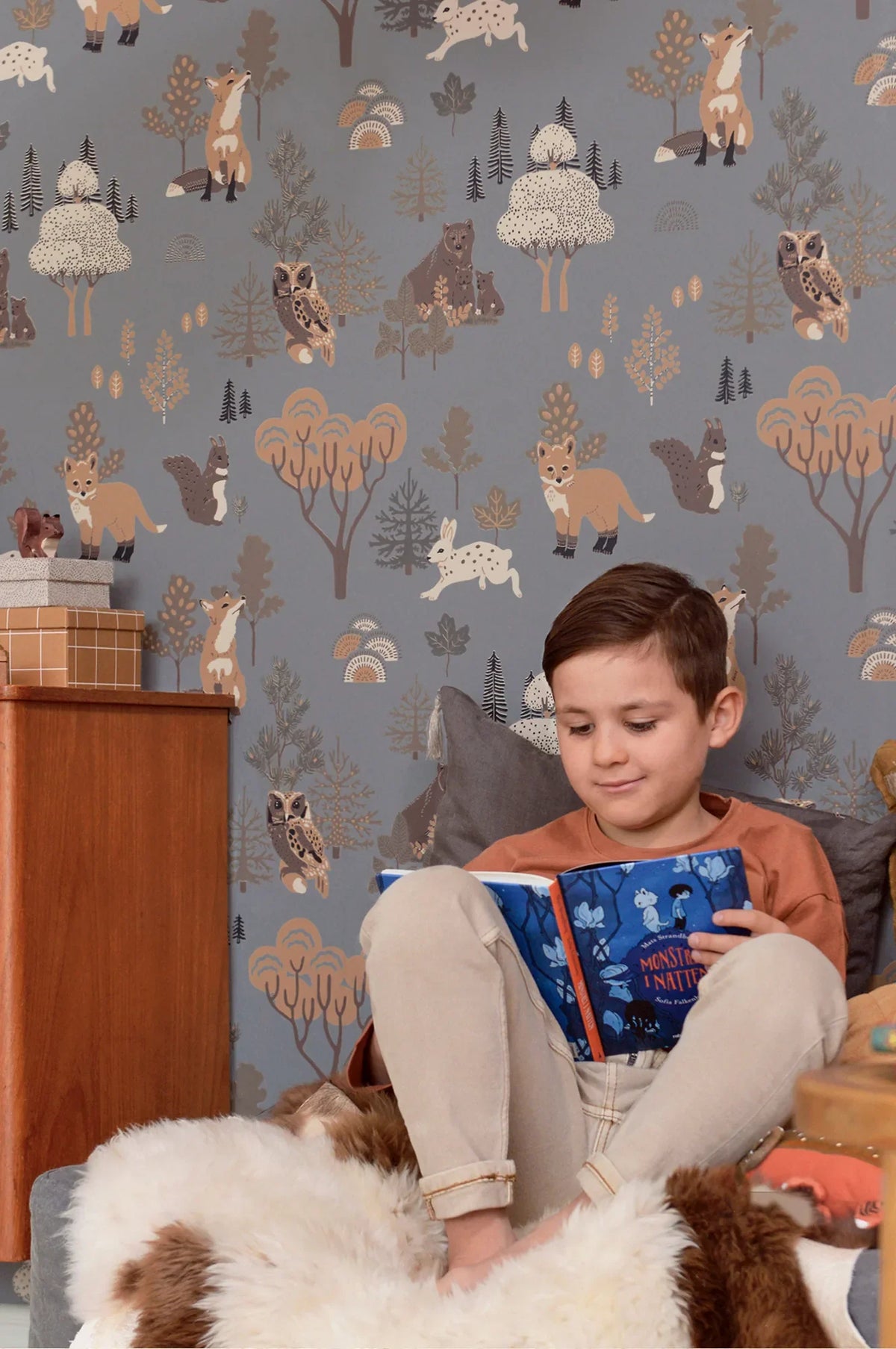 Majvillan Deep forest behang in midnight blue kleur in sfeervolle Scandinavische kinderkamer
