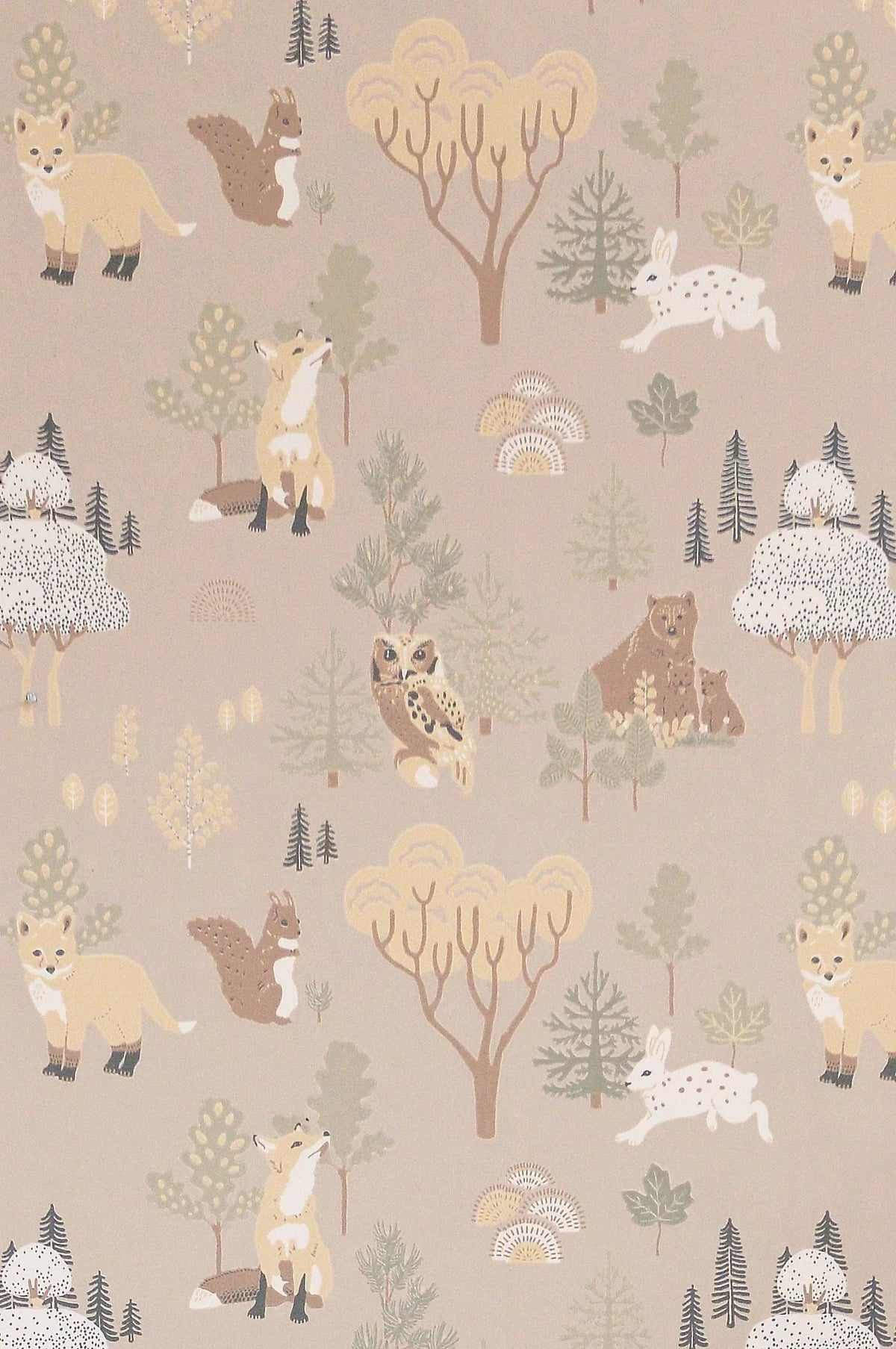 Majvillan Deep forest soft beige behang sfeerbeeld kinderkamer detail