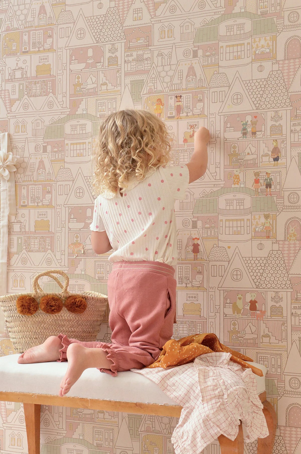 Majvillan Dollhouse behang in sunny pink kleur in sfeervolle Scandinavische kinderkamer