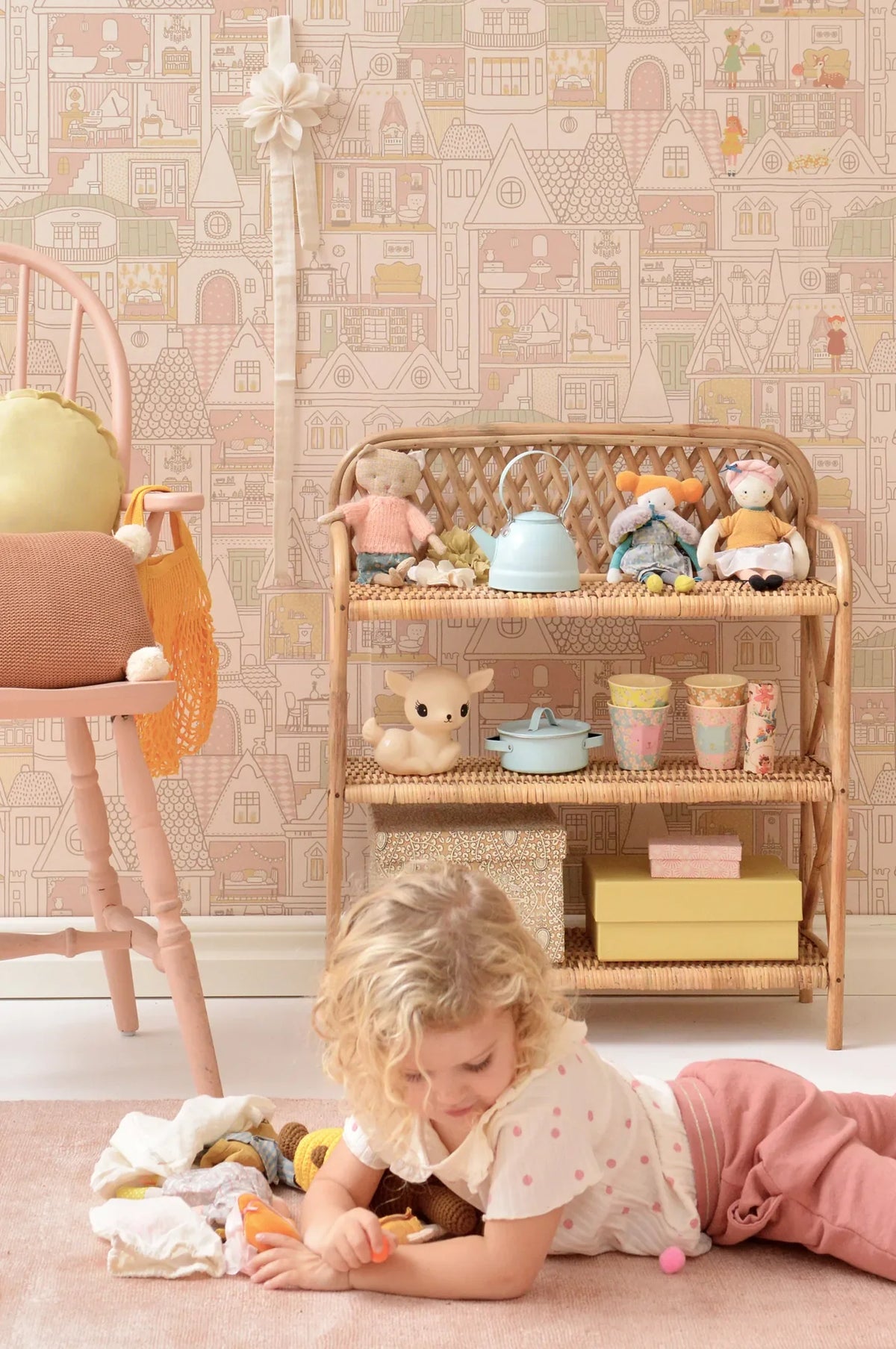 Majvillan Dollhouse sunny pink behang sfeerbeeld kinderkamer detail