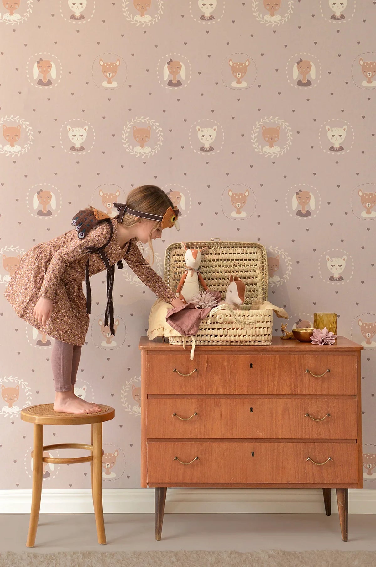 Majvillan Hearts dusty warm lilac behang sfeerbeeld kinderkamer detail