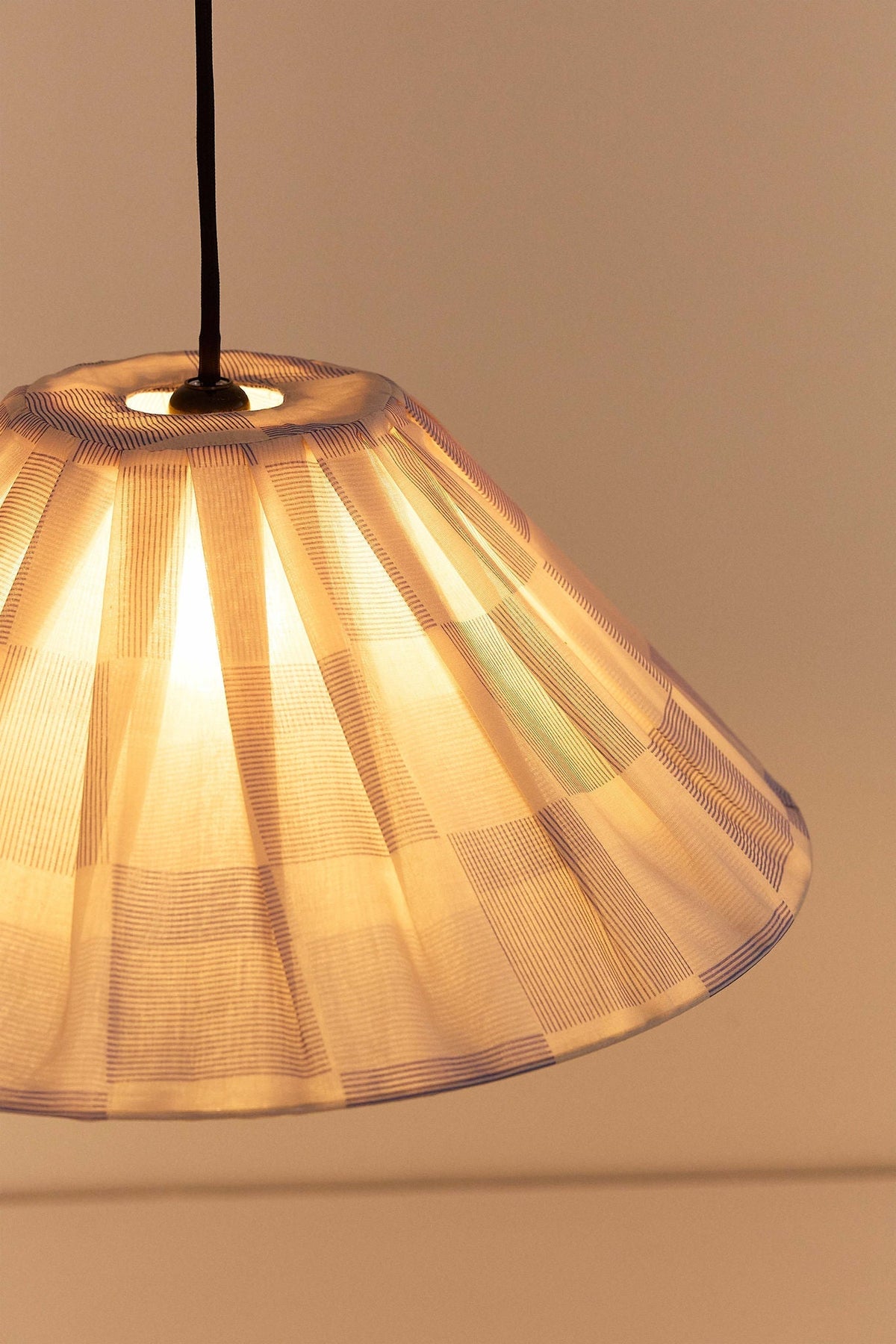 Nobodinoz Ava geplooide lampenkap van 50 cm in inktblauw ruit als sfeervolle hanglamp in een mediterraan interieur.