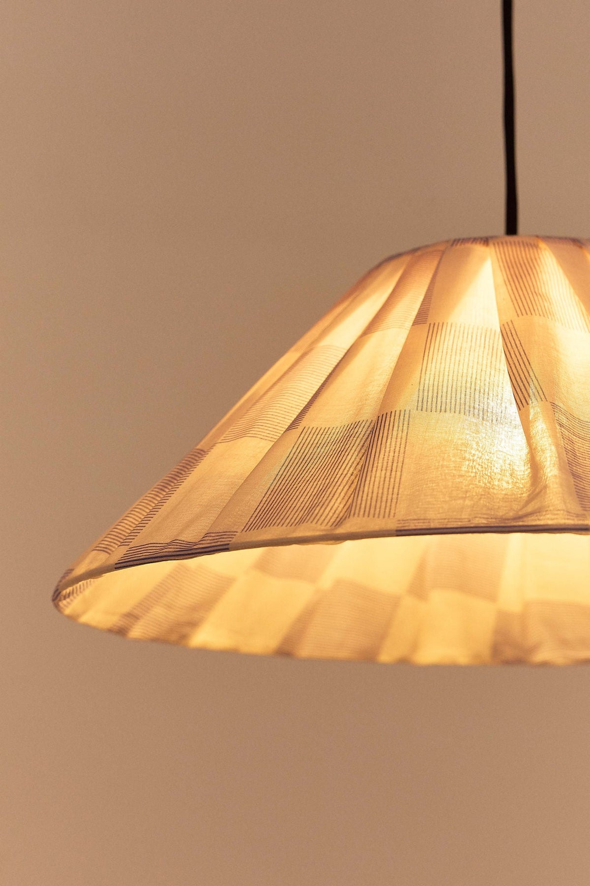 Nobodinoz Ava geplooide lampenkap van 50 cm in inktblauw ruit als sfeervolle hanglamp in een mediterraan interieur.