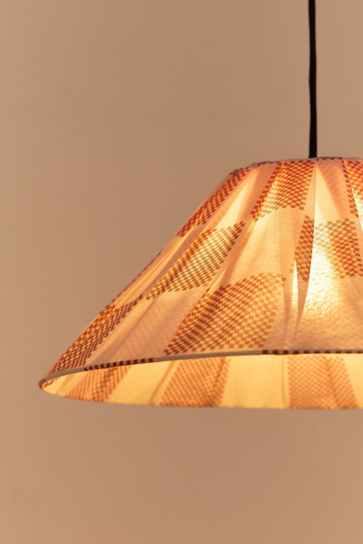 Nobodinoz Ava geplooide lampenkap van 50 cm in gebrand rood ruit als sfeervolle hanglamp in een mediterraan interieur.