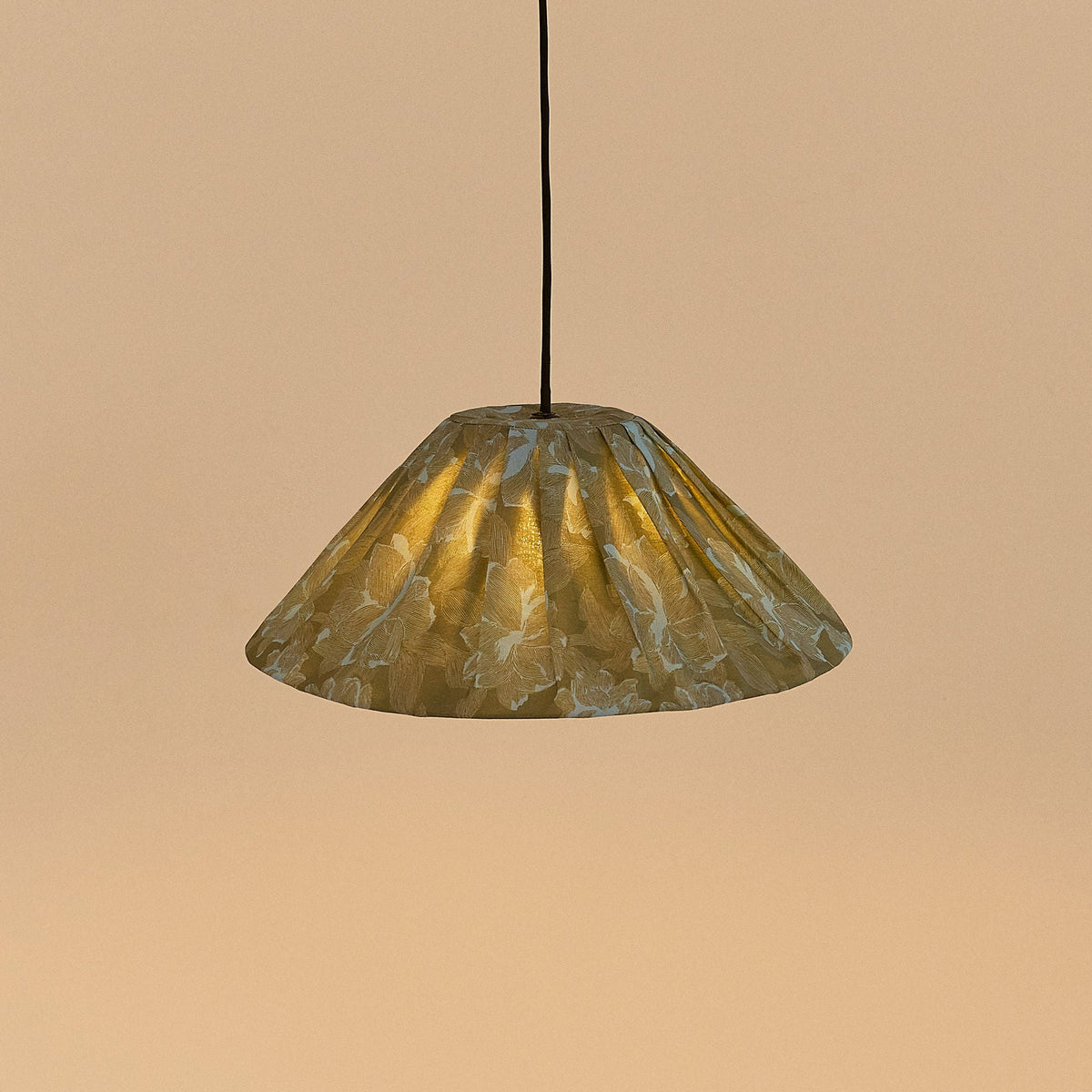 Nobodinoz Ava geplooide lampenkap van 50 cm in groene pioenrozen tegen een lichte achtergrond, vanuit een andere hoek.