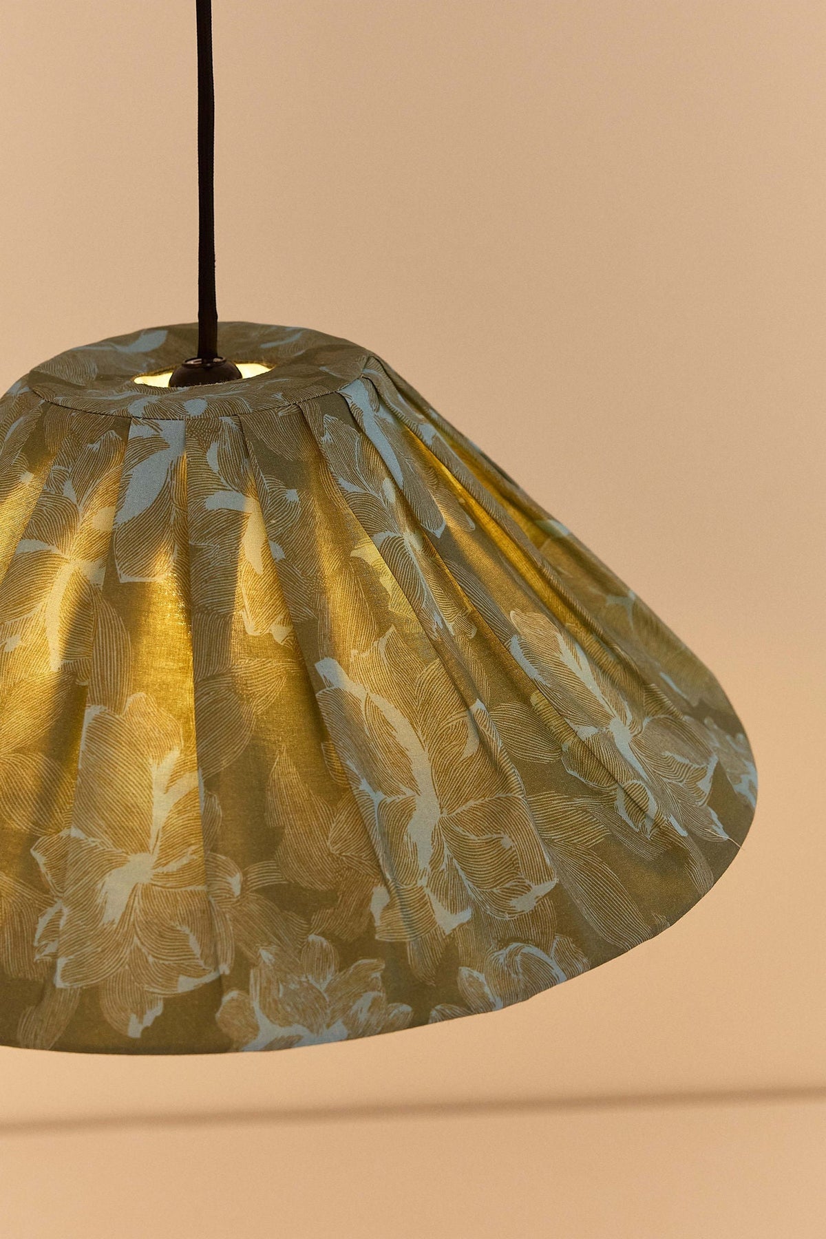 Nobodinoz Ava geplooide lampenkap van 50 cm in groene pioenrozen als sfeervolle hanglamp in een mediterraan interieur.