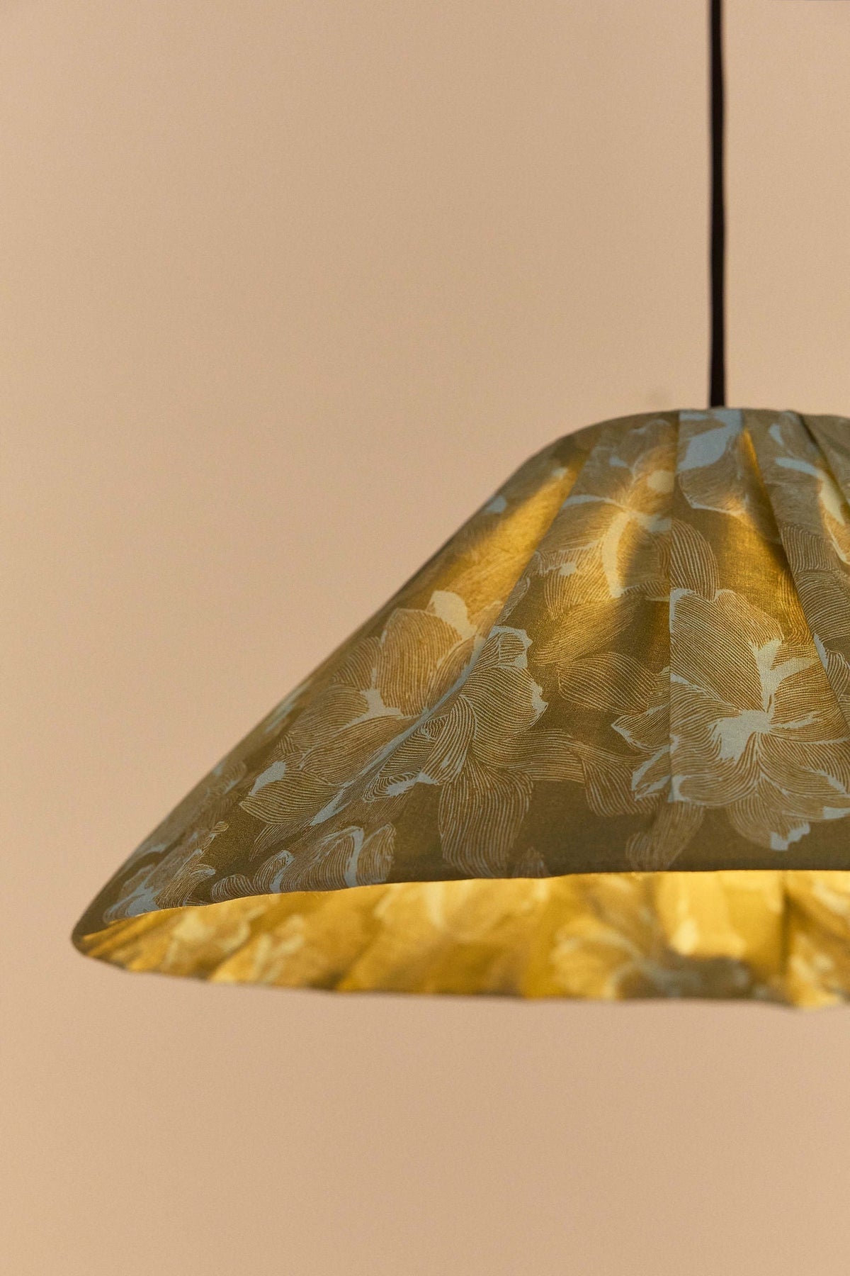 Nobodinoz Ava geplooide lampenkap van 50 cm in groene pioenrozen als sfeervolle hanglamp in een mediterraan interieur.