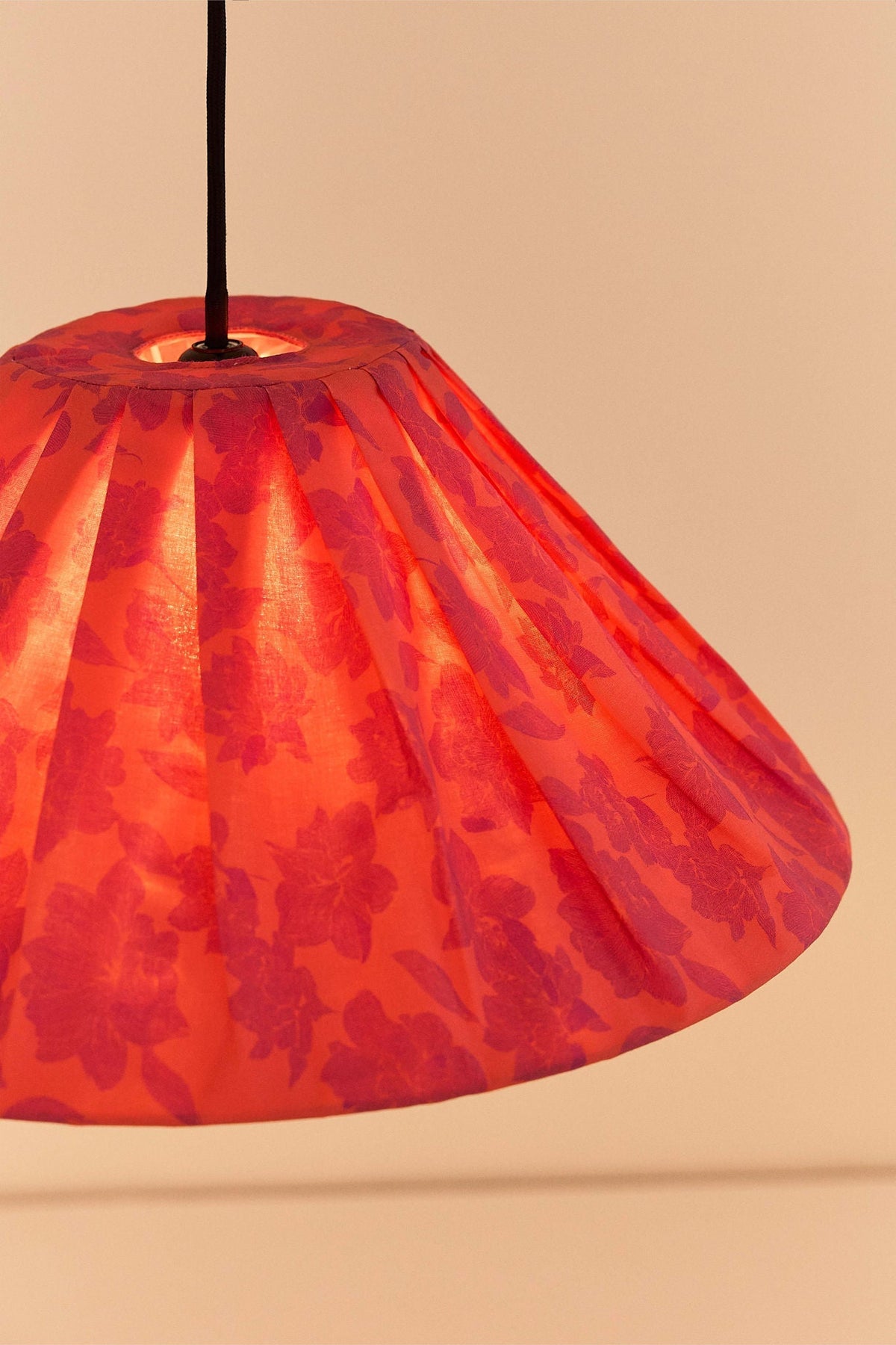 Nobodinoz Ava geplooide lampenkap van 50 cm in rode pioenrozen als sfeervolle hanglamp in een mediterraan interieur.
