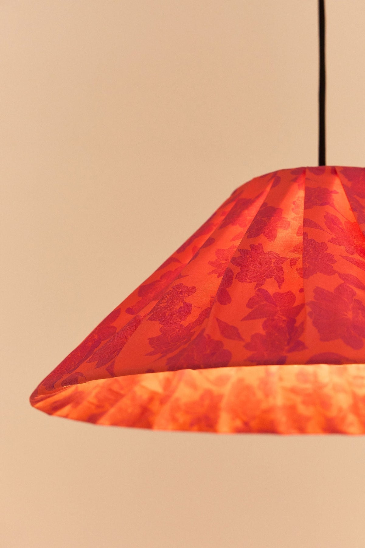 Nobodinoz Ava geplooide lampenkap van 50 cm in rode pioenrozen als sfeervolle hanglamp in een mediterraan interieur.