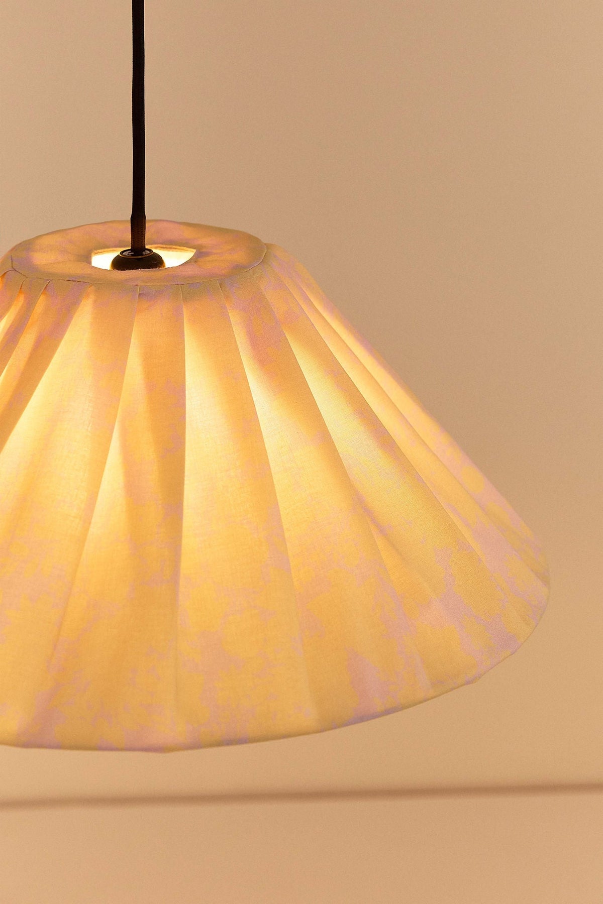 Nobodinoz Ava geplooide lampenkap van 50 cm in gele bloemen als sfeervolle hanglamp in een mediterraan interieur.