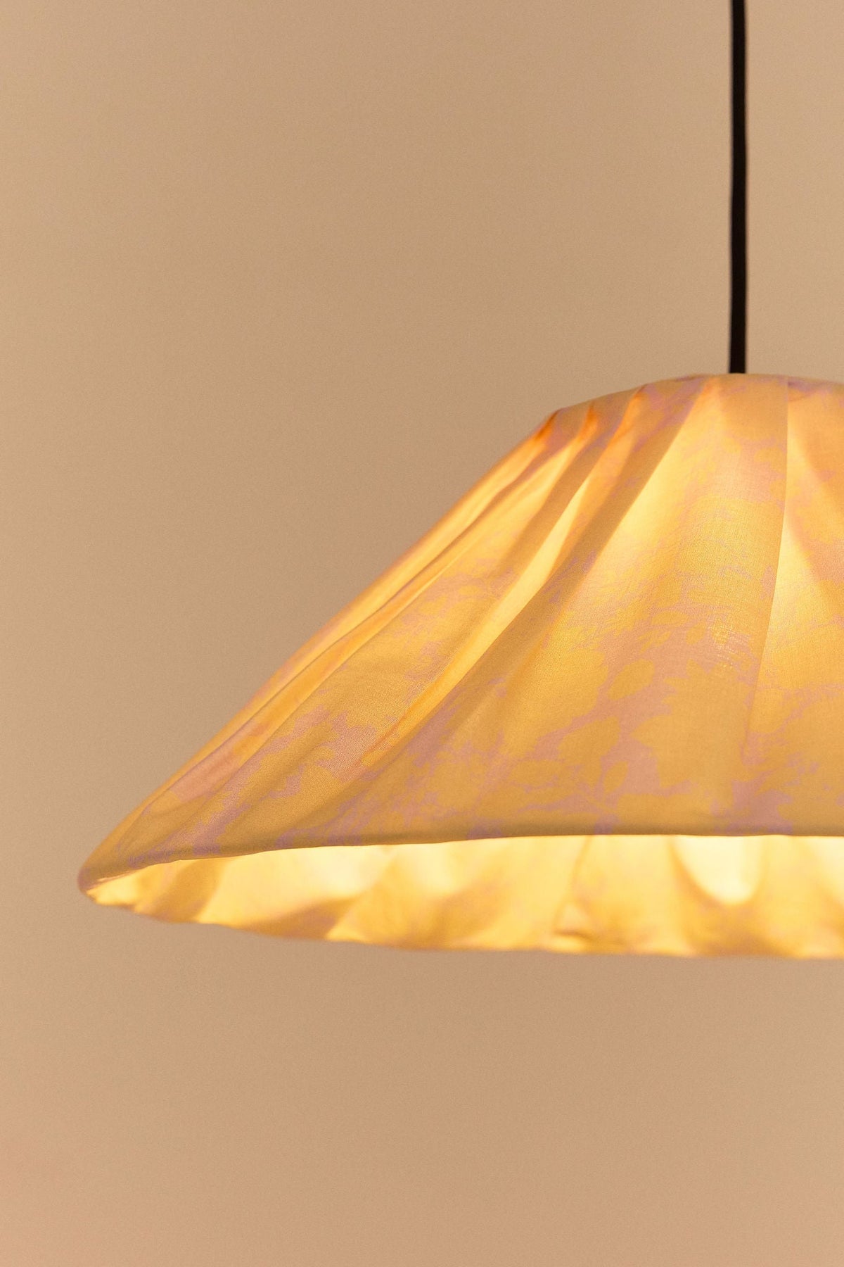 Nobodinoz Ava geplooide lampenkap van 50 cm in gele bloemen als sfeervolle hanglamp in een mediterraan interieur.