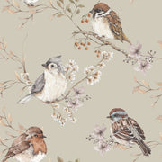 Dekornik Birds Green Behang — Een fris behang met vogeltjes en takjes in groene tinten, perfect voor een natuurlijke, rustige kinderkamer. Detailopname van het patroon en de kleuren.
