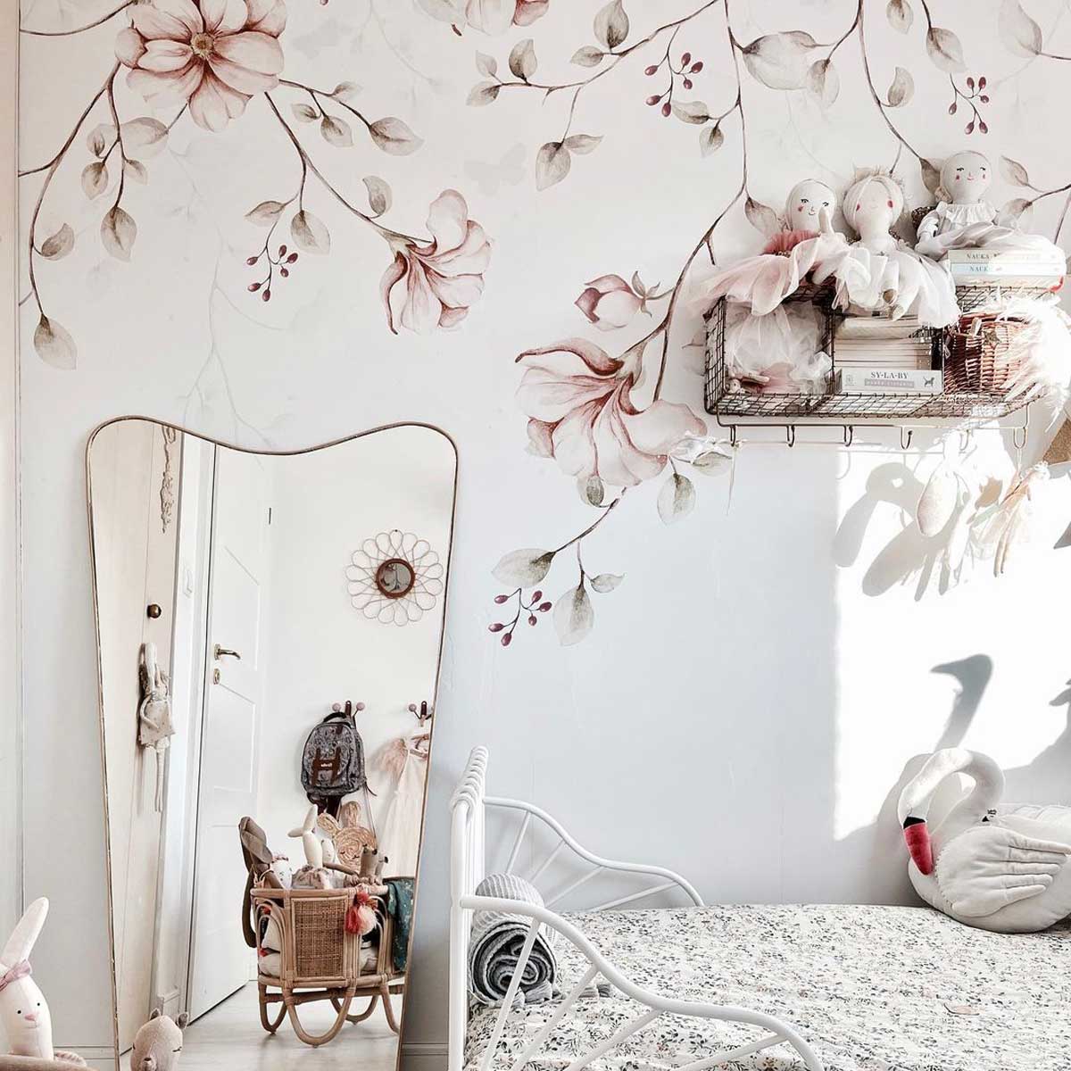 Dekornik Paradise Garden Pastel Twigs Mural — Een sfeervolle mural met paradijselijke tuinmotieven van twijgjes en bladeren in pastelkleuren, perfect voor een rustige, botanische kinderkamer. Sfeerbeeld van het behang in een ingerichte kinderkamer.