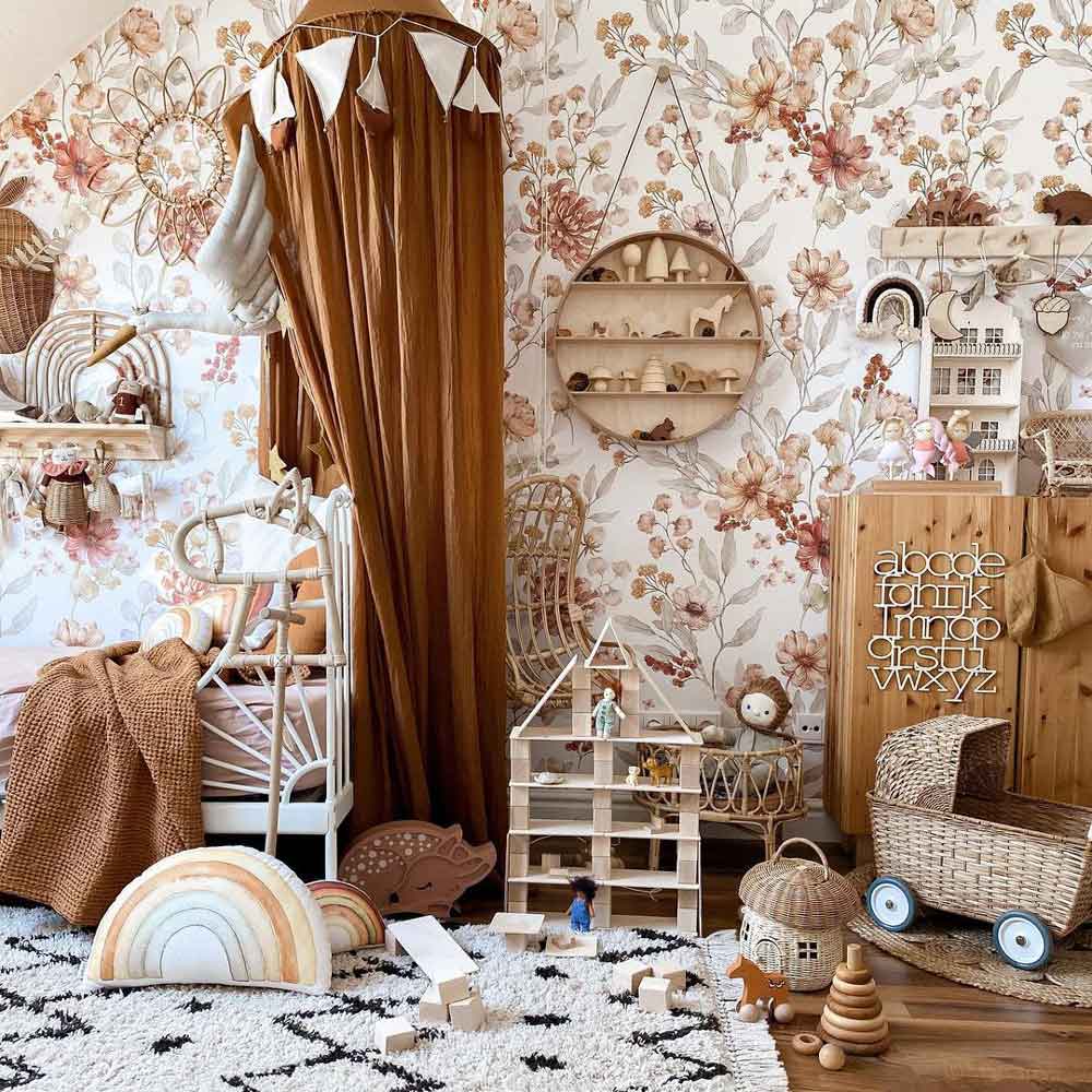 Dekornik Deer Meadow White Behang — Een licht behang met hertjes die grazen in een bloemenweide, op een witte achtergrond, perfect voor een rustige, natuurlijke kinderkamer. Sfeerbeeld van het behang in een ingerichte kinderkamer.