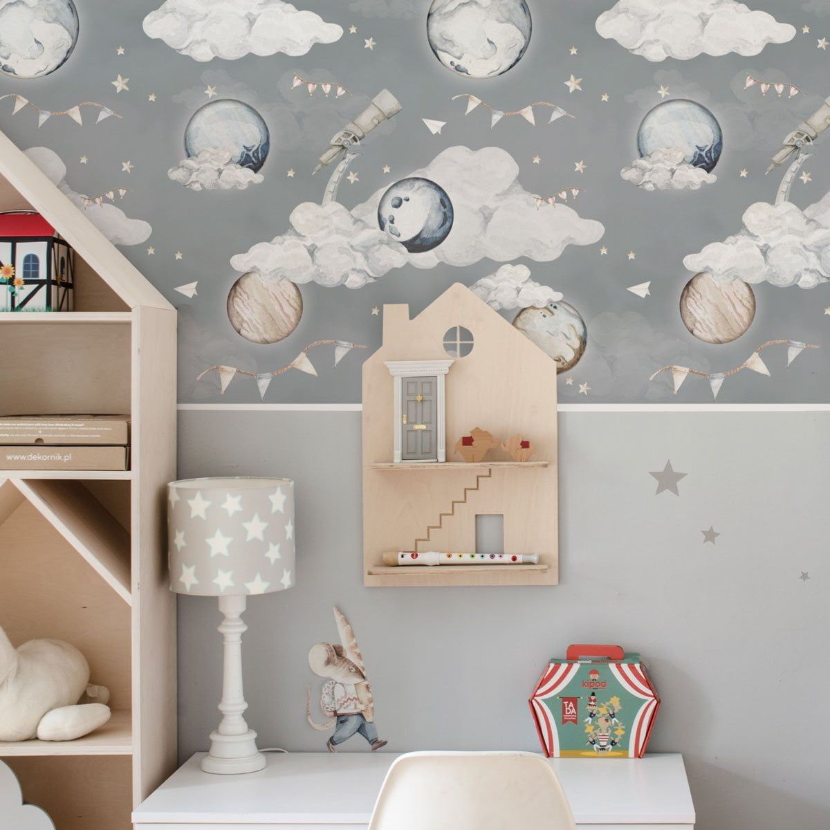 Dekornik Magic Planets Behang — Een speels behang met kleurrijke planeten en sterren die door de ruimte zweven, perfect voor een avontuurlijke kinderkamer. Sfeerbeeld van het behang in een ingerichte kinderkamer.