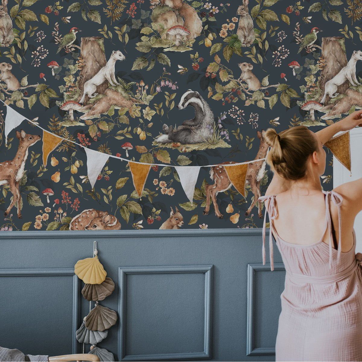 Dekornik Autumn Forest With Animals Behang — Een warm behang met een herfstbos vol bladeren en dierenvriendjes, perfect voor een knusse, natuurlijke kinderkamer. Sfeerbeeld van het behang in een ingerichte kinderkamer.