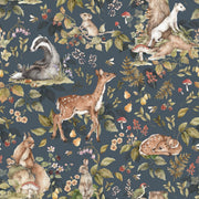 Dekornik Cute Forest Animals Dark Behang — Een sfeervol behang met schattige bosdieren op een donkere achtergrond, perfect voor een warme, knusse kinderkamer. Detailopname van het patroon en de kleuren.