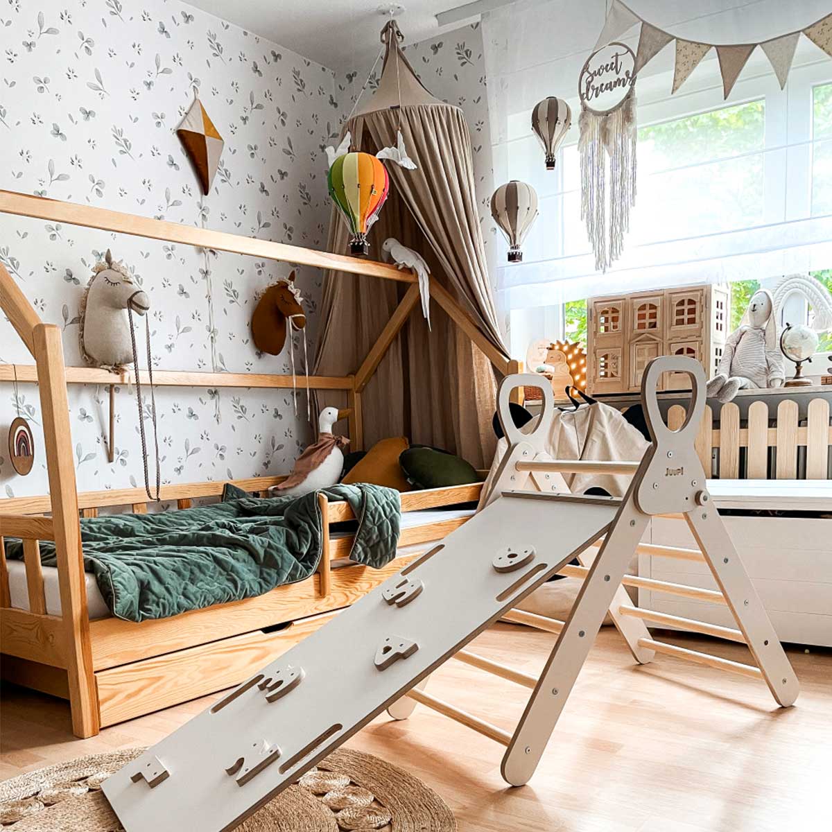 Dekornik Flowers Minimini/ Return To Innocence Behang — Een fijn behang met kleine bloemetjes in een mini-patroon, in zachte tinten, perfect voor een rustige, romantische kinderkamer. Sfeerbeeld van het behang in een ingerichte kinderkamer.