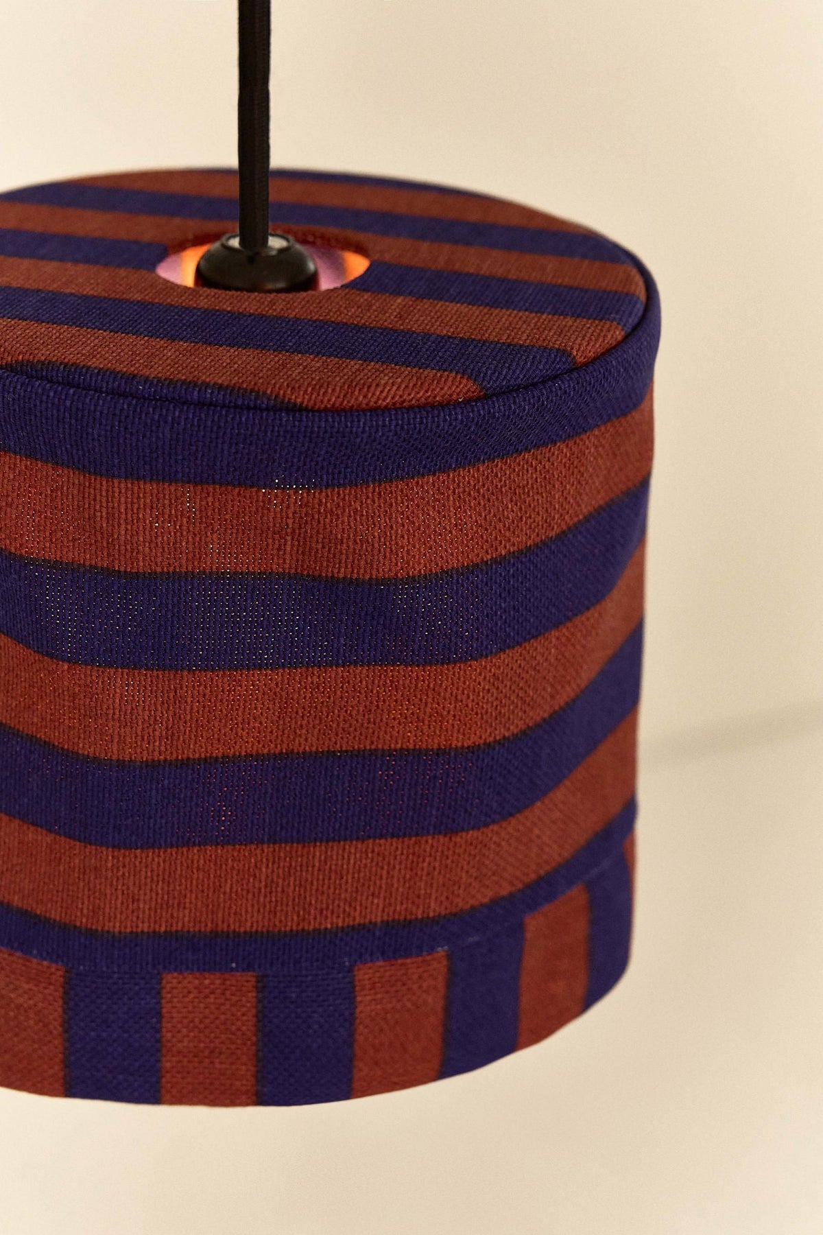 Nobodinoz Linda katoenen lampenkap van 20 cm in kastanje-inkt strepen als sfeervolle hanglamp in een mediterraan interieur.
