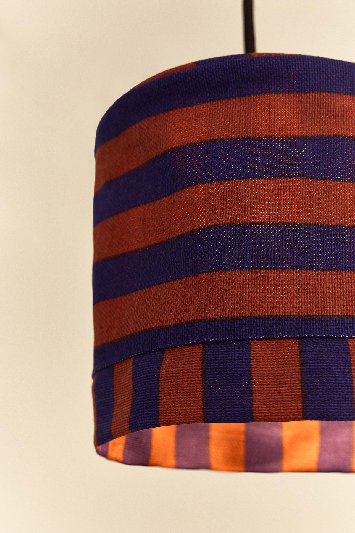 Nobodinoz Linda katoenen lampenkap van 20 cm in kastanje-inkt strepen als sfeervolle hanglamp in een mediterraan interieur.